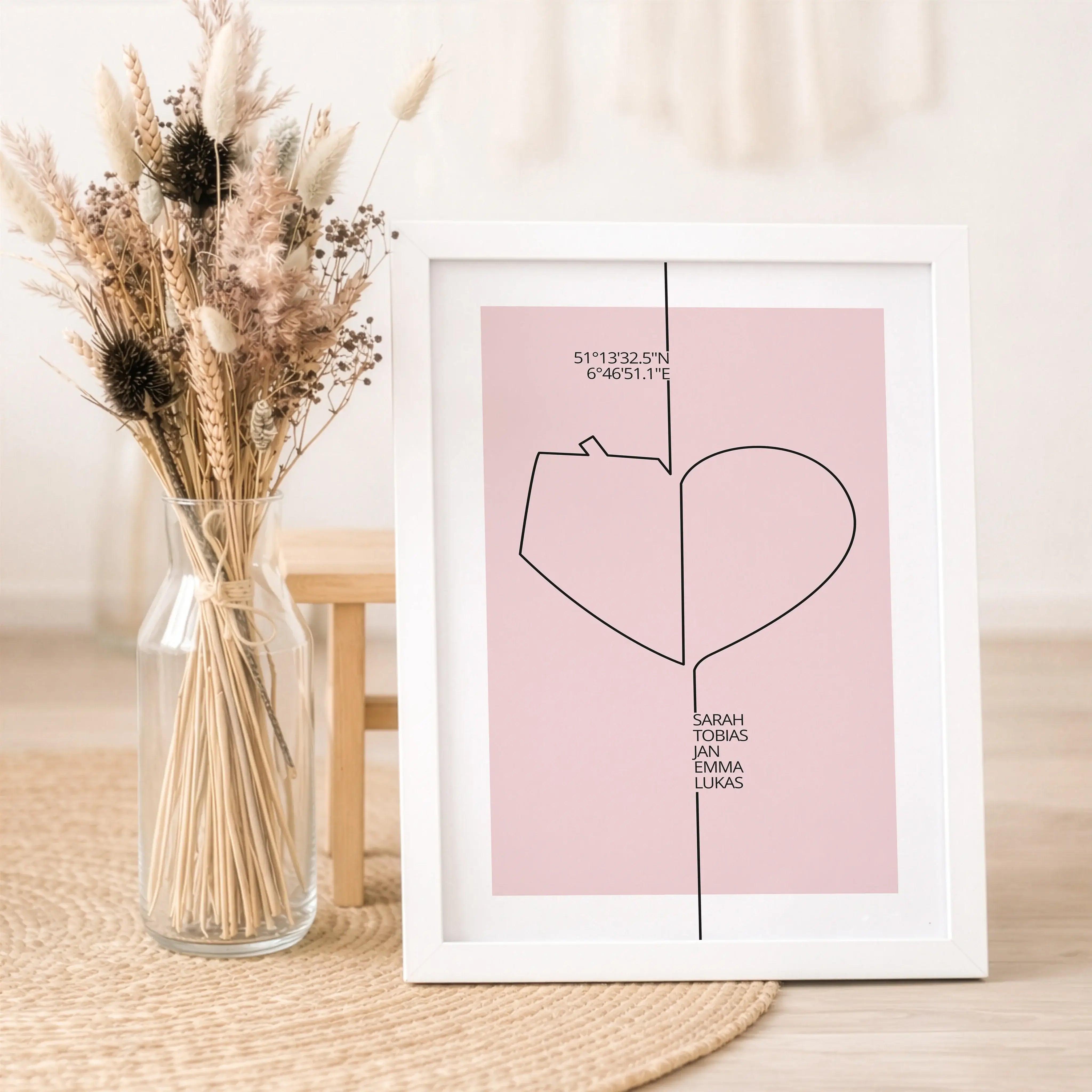 Familienposter Herz Haus-Personalisiertes Poster-famprints-Das Familienposter Herz Haus von famprints verbindet das, was zählt: Zuhause und Zusammenhalt. Das minimalistische Line-Art-Motiv aus Herz und Haus verschmilzt zu einem stimmigen Gesamtbild und ma