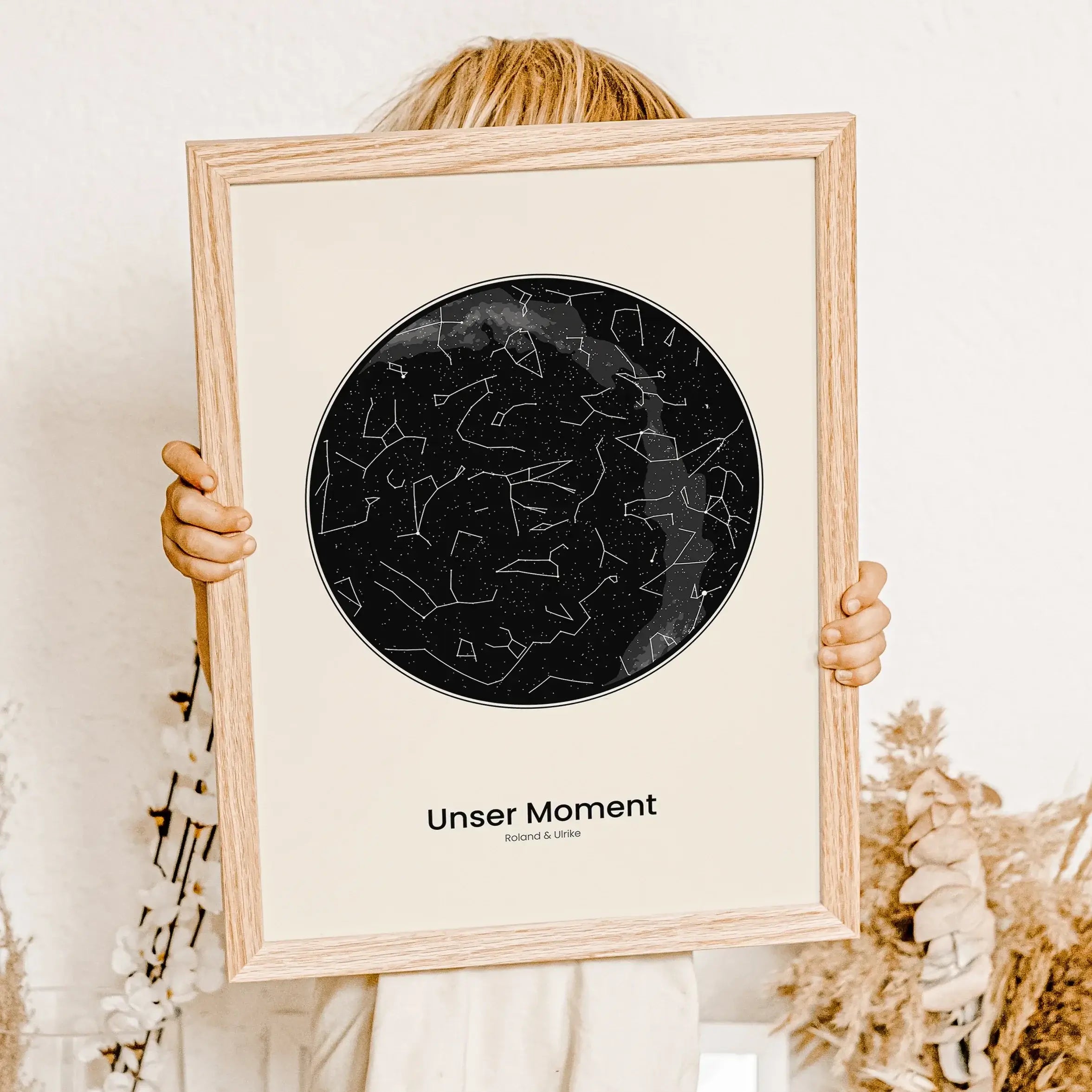 Sternenkarte Poster - Personalisiertes Poster - famprints - Entdecke unser einzigartiges Sternenkarte Poster – dein personalisiertes Geschenk für unvergessliche Momente! Gib einfach Ort, Datum und Uhrzeit ein, und wir zeigen dir den exakten Sternenhimmel