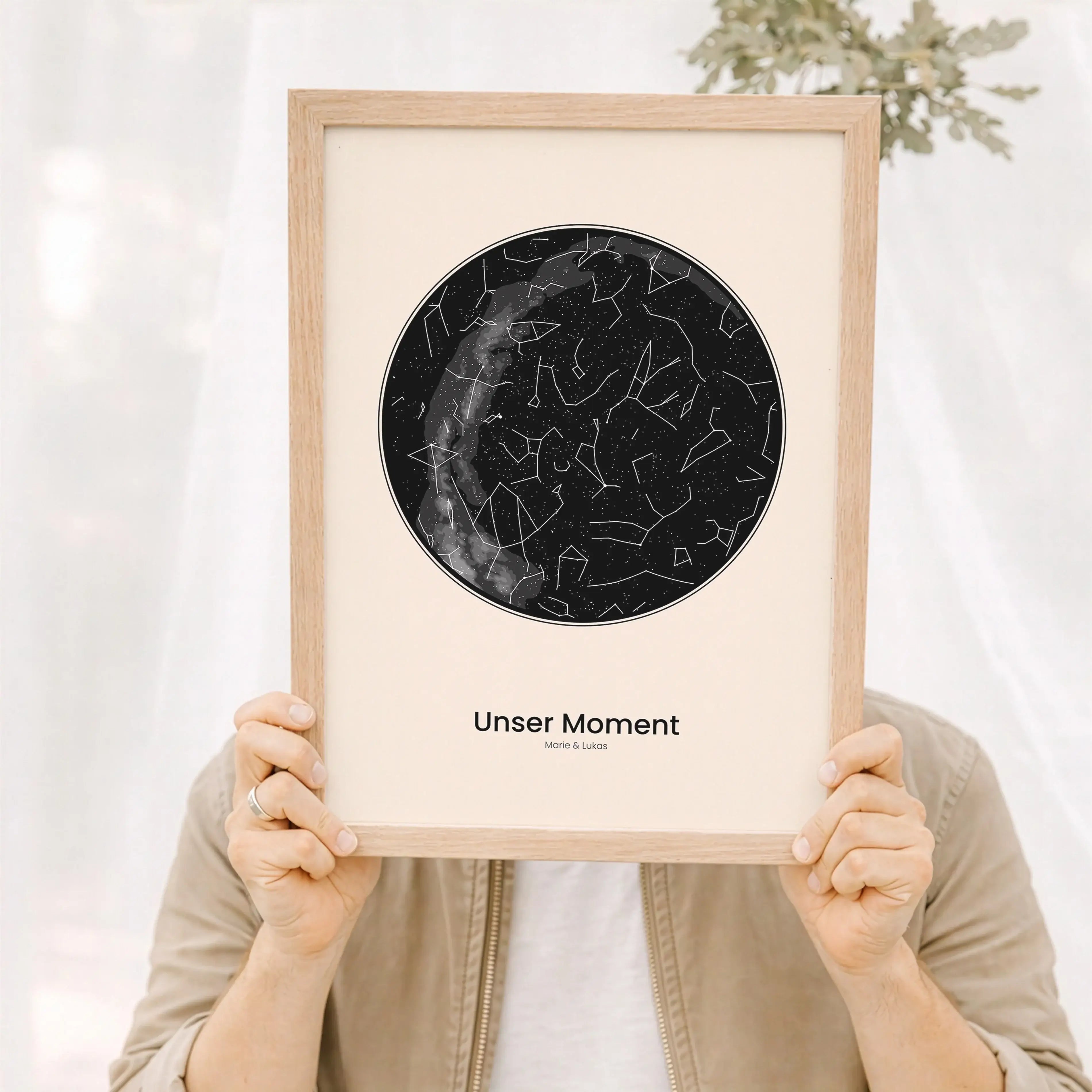 Sternenkarte Poster-Personalisiertes Poster-famprints-Ein Sternenkarte Poster von famprints hält genau den Himmel fest, unter dem eure Geschichte begonnen hat. Du wählst Ort, Datum und Uhrzeit und erhältst eine detailgetreue Sternenkarte, die den echten S