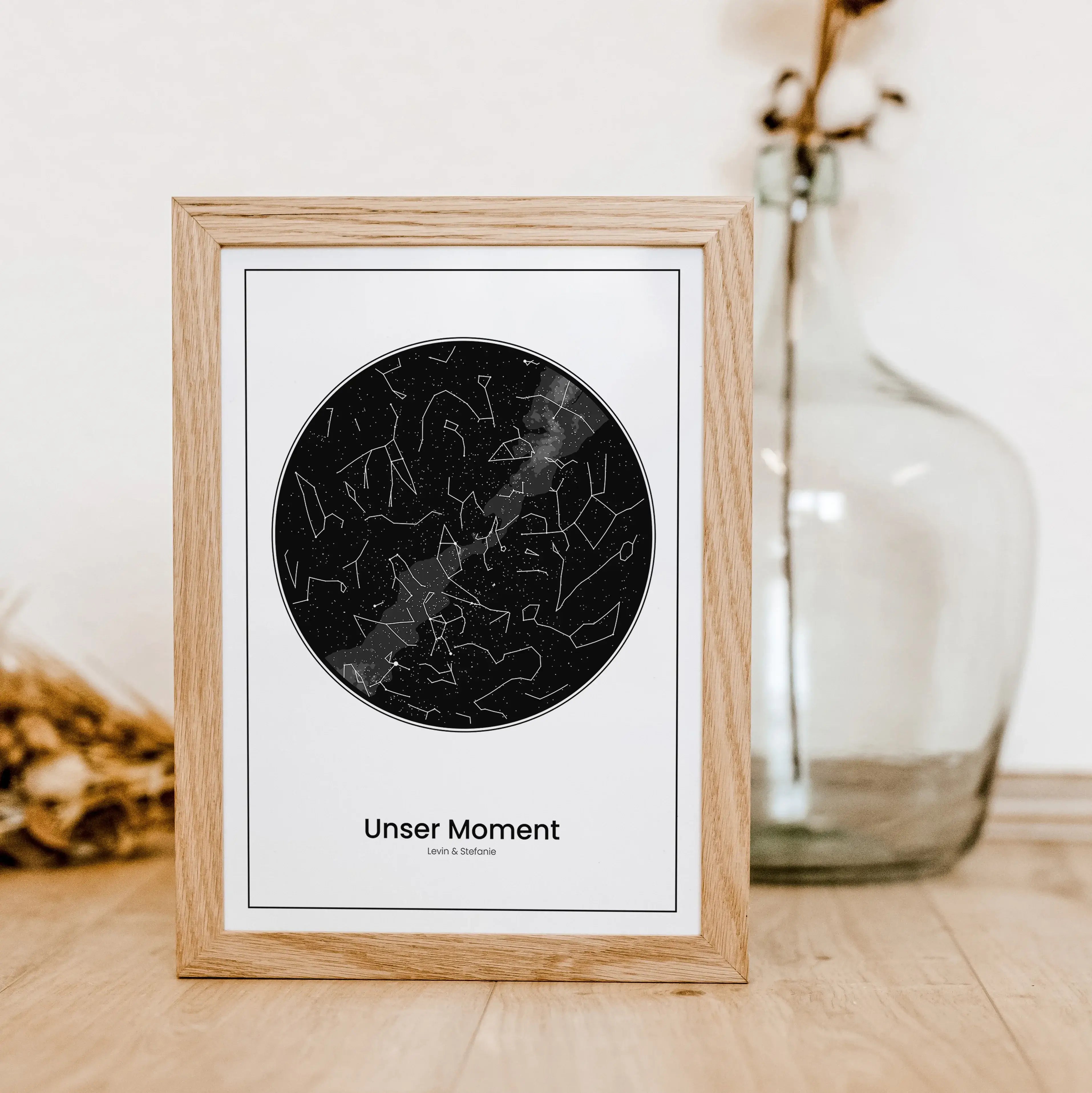 Sternenkarte Poster - Personalisiertes Poster - famprints - Entdecke unser einzigartiges Sternenkarte Poster – dein personalisiertes Geschenk für unvergessliche Momente! Gib einfach Ort, Datum und Uhrzeit ein, und wir zeigen dir den exakten Sternenhimmel