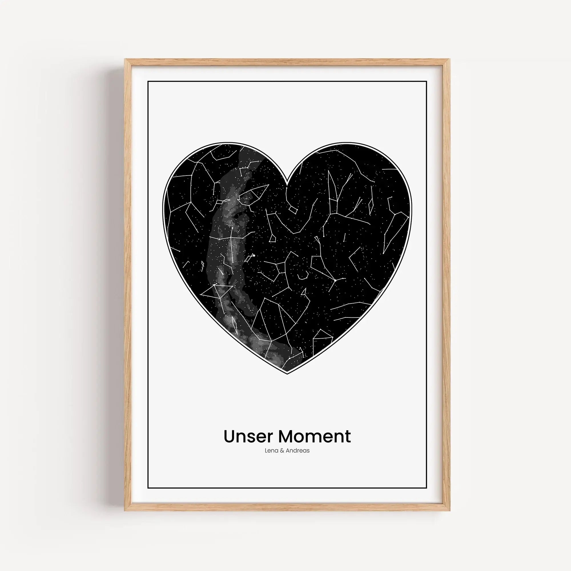 Sternenkarte Poster Herz - Personalisiertes Poster - famprints - Entdecke das einzigartige Sternenkarte Poster Herz – dein personalisiertes Kunstwerk, das den Sternenhimmel zu einem ganz besonderen Moment zeigt. Gib einfach Ort, Datum und Uhrzeit ein, und