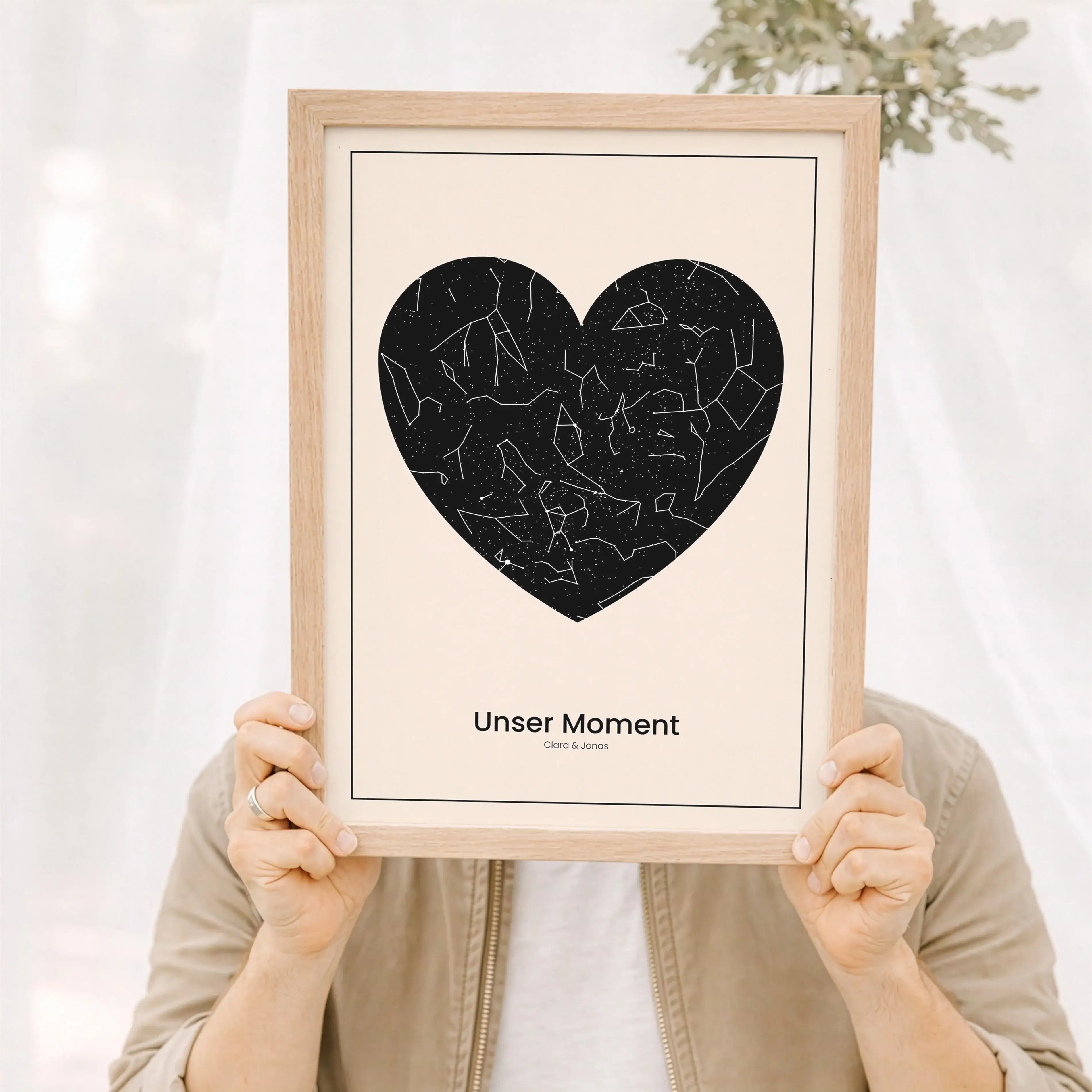 Sternenkarte Poster Herz-Personalisiertes Poster-famprints-Das Sternenkarte Poster Herz hält einen Moment fest, der für dich zählt. Du bestimmst Ort, Datum und Uhrzeit und erhältst eine personalisierte Sternenkarte in Herzform, die exakt den damaligen Ste