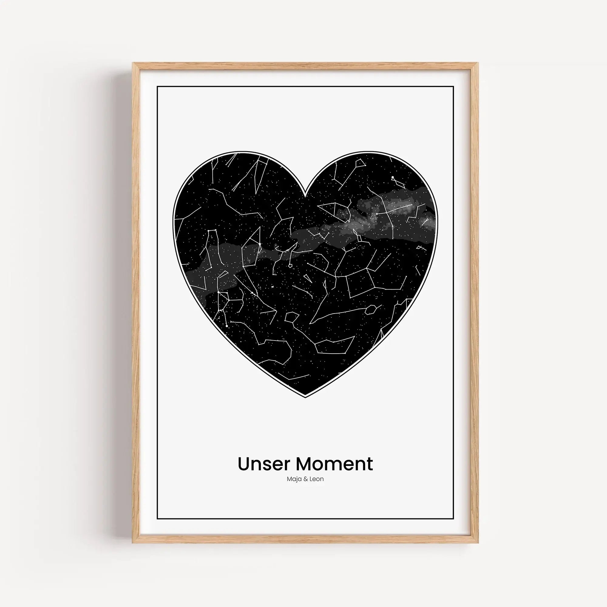 Sternenkarte Poster Herz-Personalisiertes Poster-famprints-Das Sternenkarte Poster Herz hält einen Moment fest, der für dich zählt. Du bestimmst Ort, Datum und Uhrzeit und erhältst eine personalisierte Sternenkarte in Herzform, die exakt den damaligen Ste