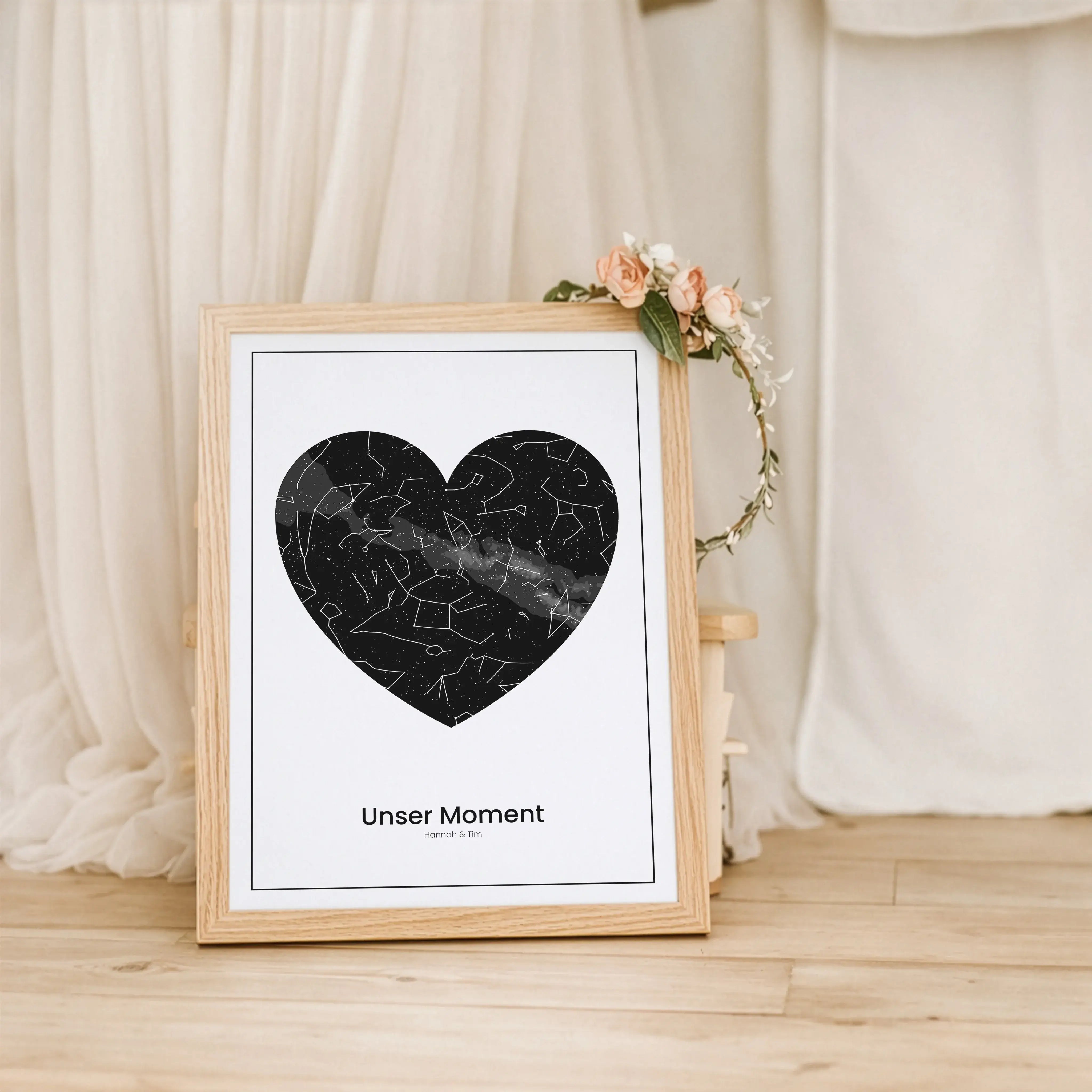 Sternenkarte Poster Herz-Personalisiertes Poster-famprints-Das Sternenkarte Poster Herz hält einen Moment fest, der für dich zählt. Du bestimmst Ort, Datum und Uhrzeit und erhältst eine personalisierte Sternenkarte in Herzform, die exakt den damaligen Ste