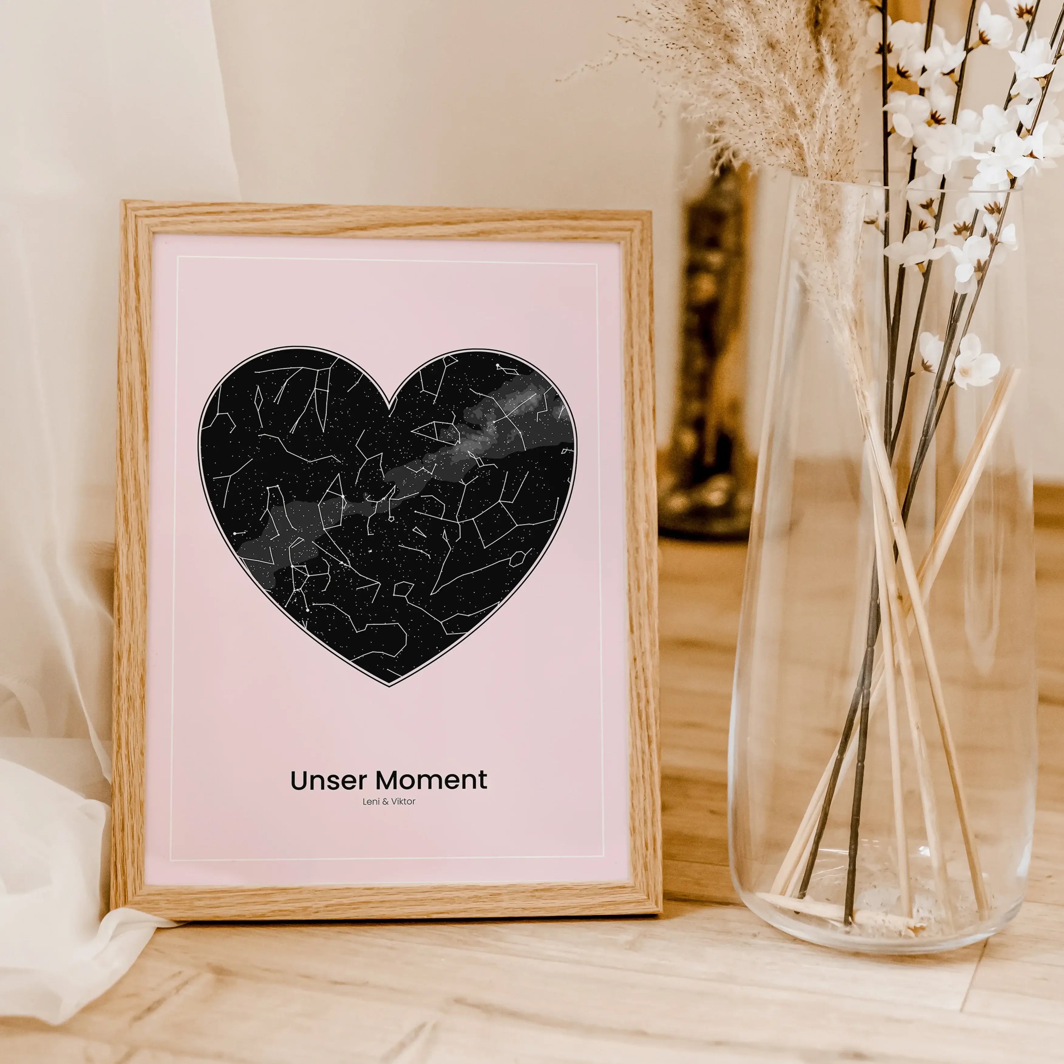 Sternenkarte Poster Herz - Personalisiertes Poster - famprints - Entdecke das einzigartige Sternenkarte Poster Herz – dein personalisiertes Kunstwerk, das den Sternenhimmel zu einem ganz besonderen Moment zeigt. Gib einfach Ort, Datum und Uhrzeit ein, und