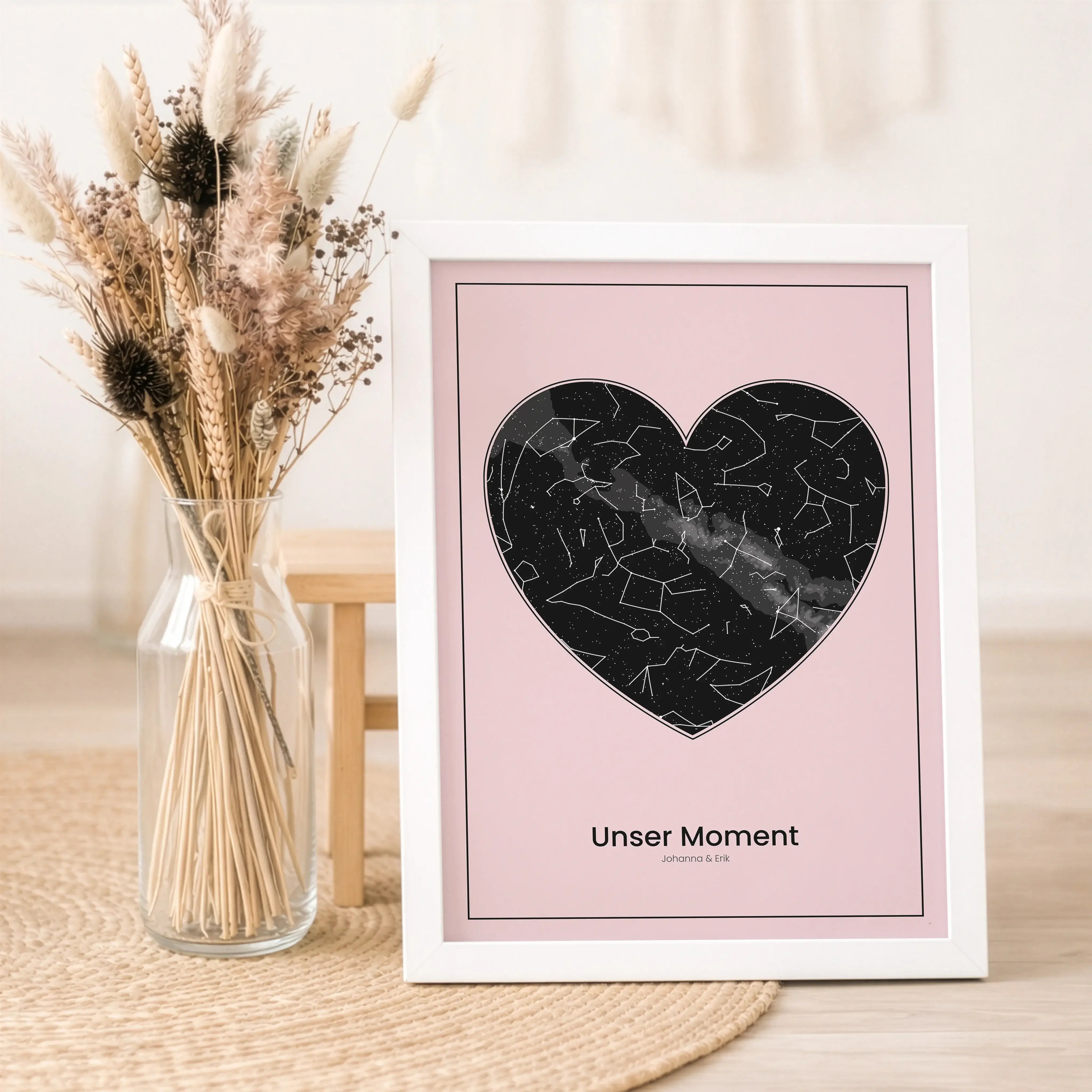 Sternenkarte Poster Herz-Personalisiertes Poster-famprints-Das Sternenkarte Poster Herz hält einen Moment fest, der für dich zählt. Du bestimmst Ort, Datum und Uhrzeit und erhältst eine personalisierte Sternenkarte in Herzform, die exakt den damaligen Ste