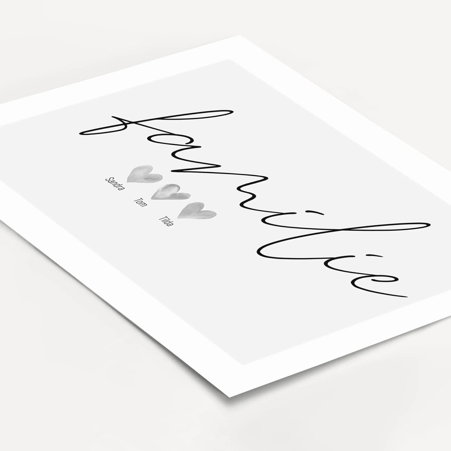 Familienposter Family Herz-famprints-Personalisiertes Poster-Auf dem Familienposter 'Family' Herz findest du den handgeschriebenen 'family' Schriftzug. Darunter befinden sich bis zu 6 gemalte Wasserfarben Herzen die auf deine Personalisierung warten. Mit