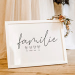 Familienposter Family Herz-famprints-Personalisiertes Poster-Auf dem Familienposter 'Family' Herz findest du den handgeschriebenen 'family' Schriftzug. Darunter befinden sich bis zu 6 gemalte Wasserfarben Herzen die auf deine Personalisierung warten. Mit