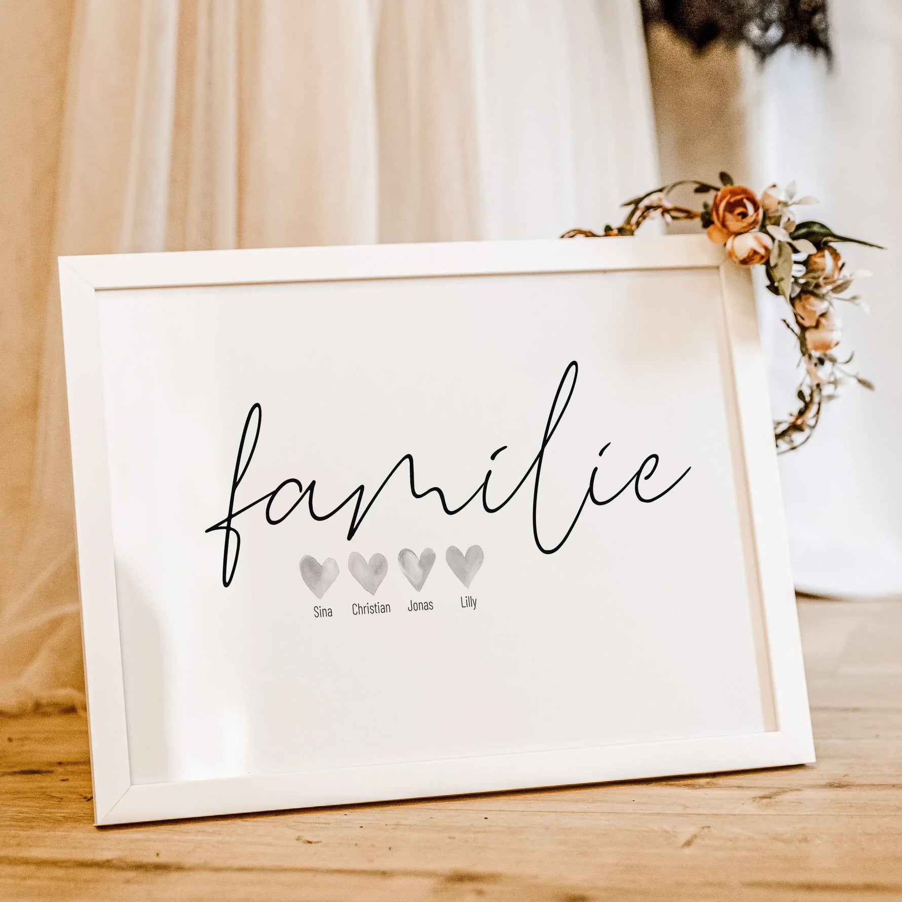 Familienposter Family Herz-famprints-Personalisiertes Poster-Auf dem Familienposter 'Family' Herz findest du den handgeschriebenen 'family' Schriftzug. Darunter befinden sich bis zu 6 gemalte Wasserfarben Herzen die auf deine Personalisierung warten. Mit
