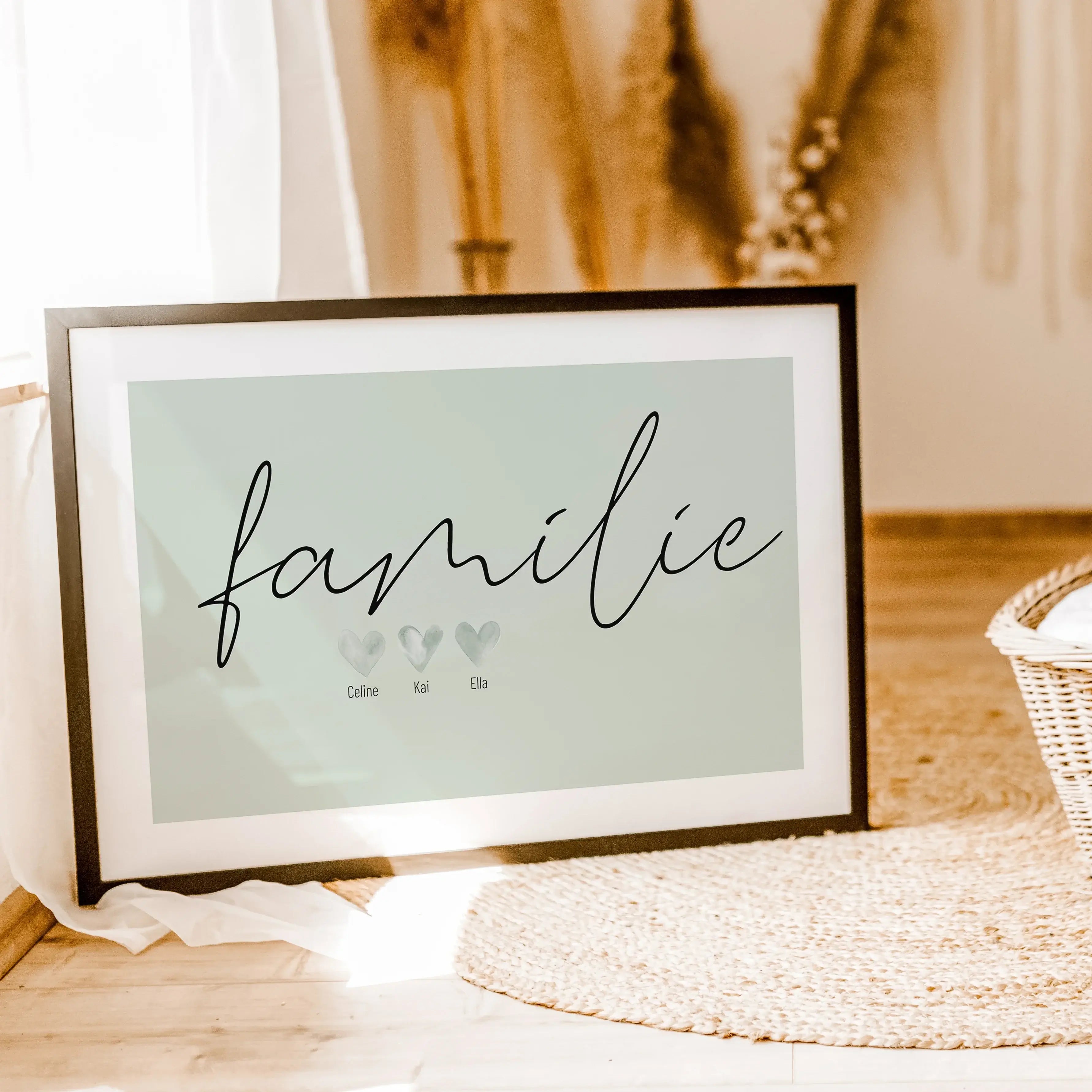 Familienposter Family Herz-famprints-Personalisiertes Poster-Auf dem Familienposter 'Family' Herz findest du den handgeschriebenen 'family' Schriftzug. Darunter befinden sich bis zu 6 gemalte Wasserfarben Herzen die auf deine Personalisierung warten. Mit