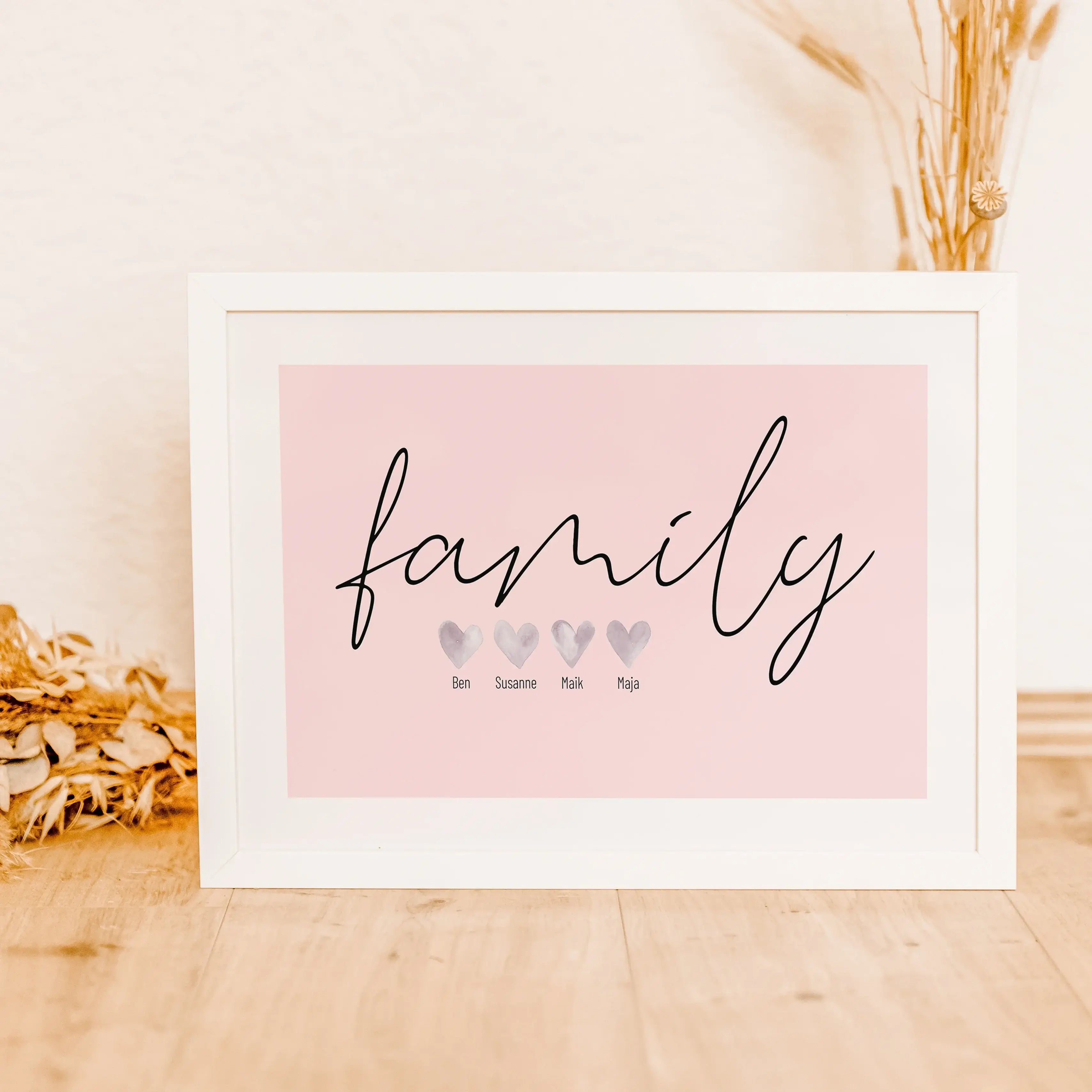 Familienposter Family Herz-famprints-Personalisiertes Poster-Auf dem Familienposter 'Family' Herz findest du den handgeschriebenen 'family' Schriftzug. Darunter befinden sich bis zu 6 gemalte Wasserfarben Herzen die auf deine Personalisierung warten. Mit