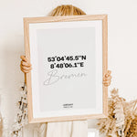 Stadtposter Koordinaten-famprints-Personalisiertes Poster-Kennst du das auch? Du kommst von einem herrlichen Urlaub zurück und möchtest am liebsten wieder zurück? Oder suchst nach dem perfekten Hochzeitsgeschenk für deine beste Freundin, die im schönen Ve