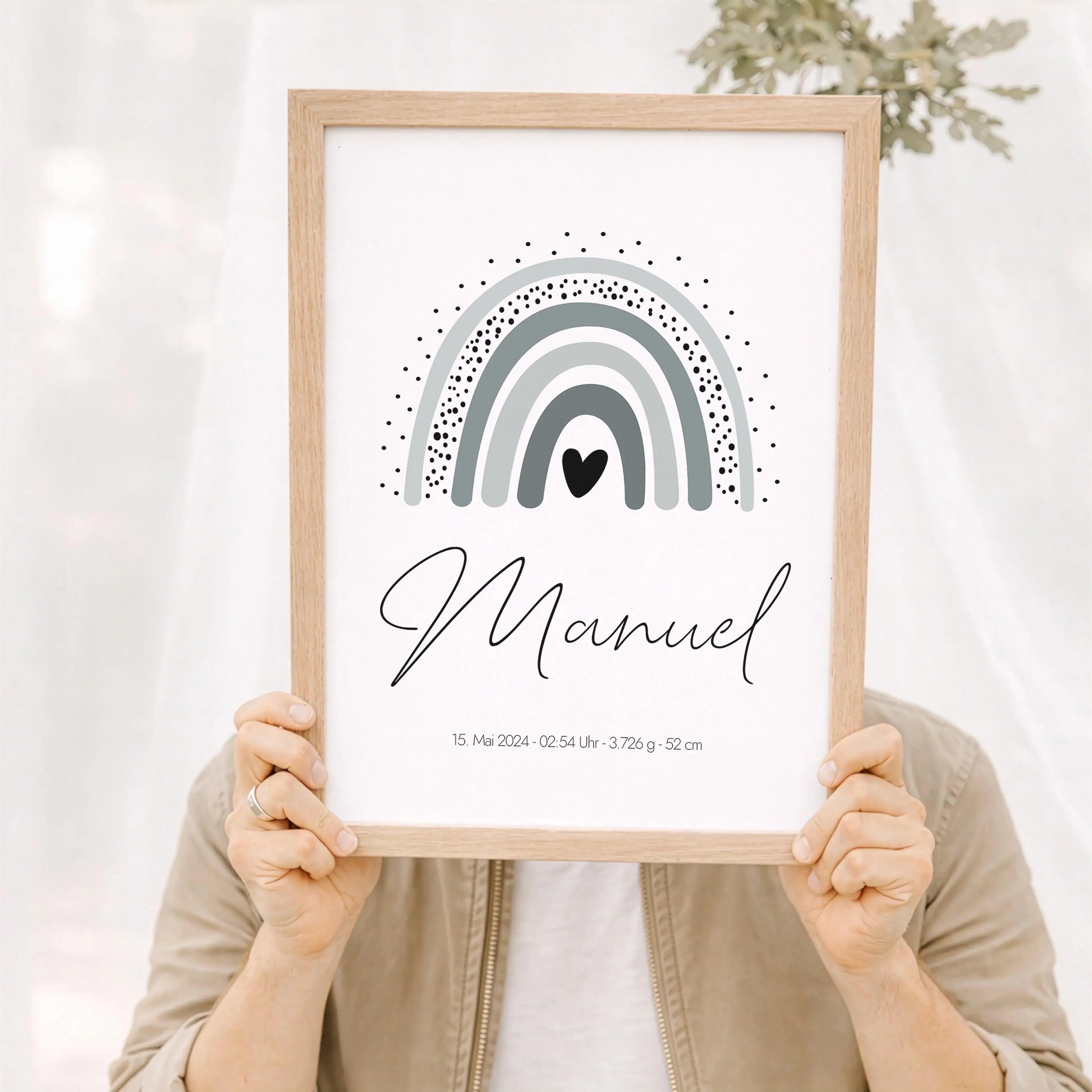 Regenbogen Poster-Personalisiertes Poster-famprints-Das Regenbogen Poster ist eine liebevolle Wanddekoration für das Kinderzimmer und verbindet modernes Design mit persönlicher Bedeutung. Durch die sanften Farben und die klare Regenbogen-Illustration wirk