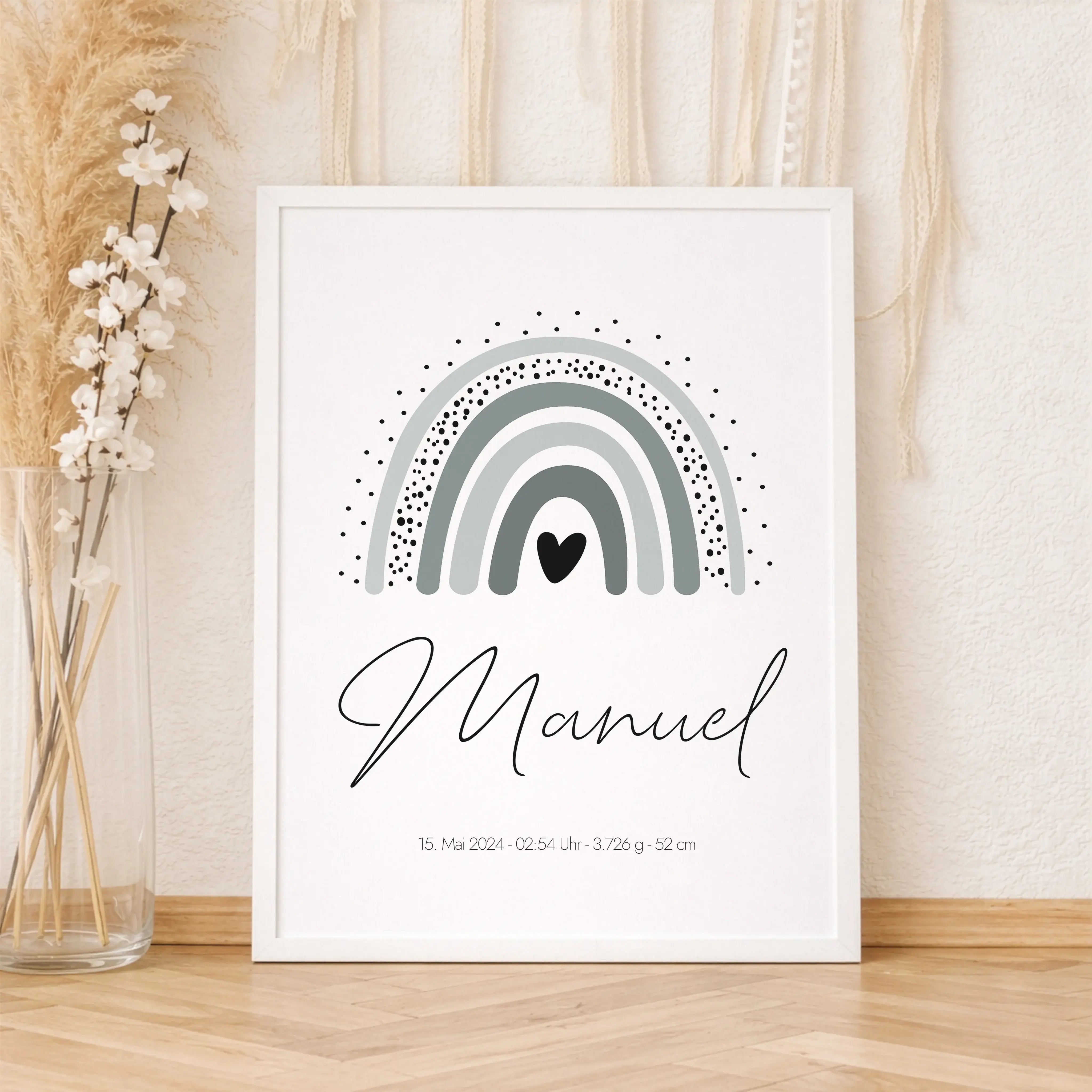 Regenbogen Poster-Personalisiertes Poster-famprints-Das Regenbogen Poster ist eine liebevolle Wanddekoration für das Kinderzimmer und verbindet modernes Design mit persönlicher Bedeutung. Durch die sanften Farben und die klare Regenbogen-Illustration wirk