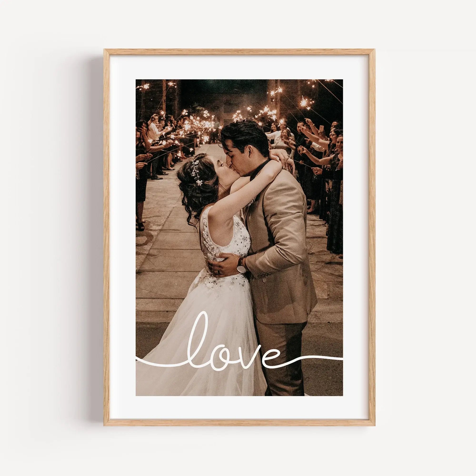 Hochzeitsposter love-famprints-Personalisiertes Poster-Auf dem Hochzeitsposter 'love' findest du den Schriftzug 'love' über deinem persönlichen Foto. Sende uns hierzu einfach dein Foto und wähle ob die Farbdarstellung in Farbe oder Schwarz-Weiß sein soll.