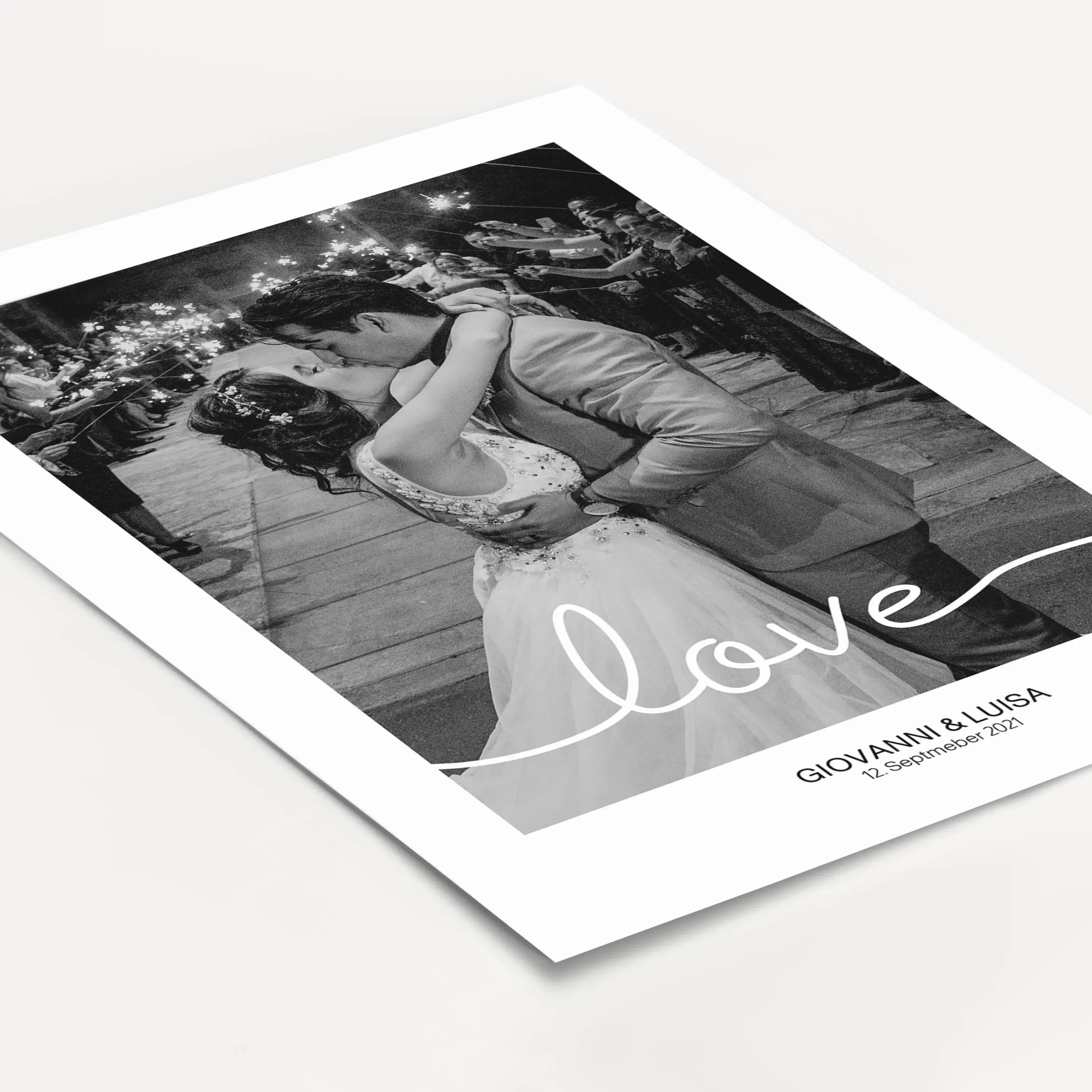 Hochzeitsposter love-famprints-Personalisiertes Poster-Auf dem Hochzeitsposter 'love' findest du den Schriftzug 'love' über deinem persönlichen Foto. Sende uns hierzu einfach dein Foto und wähle ob die Farbdarstellung in Farbe oder Schwarz-Weiß sein soll.