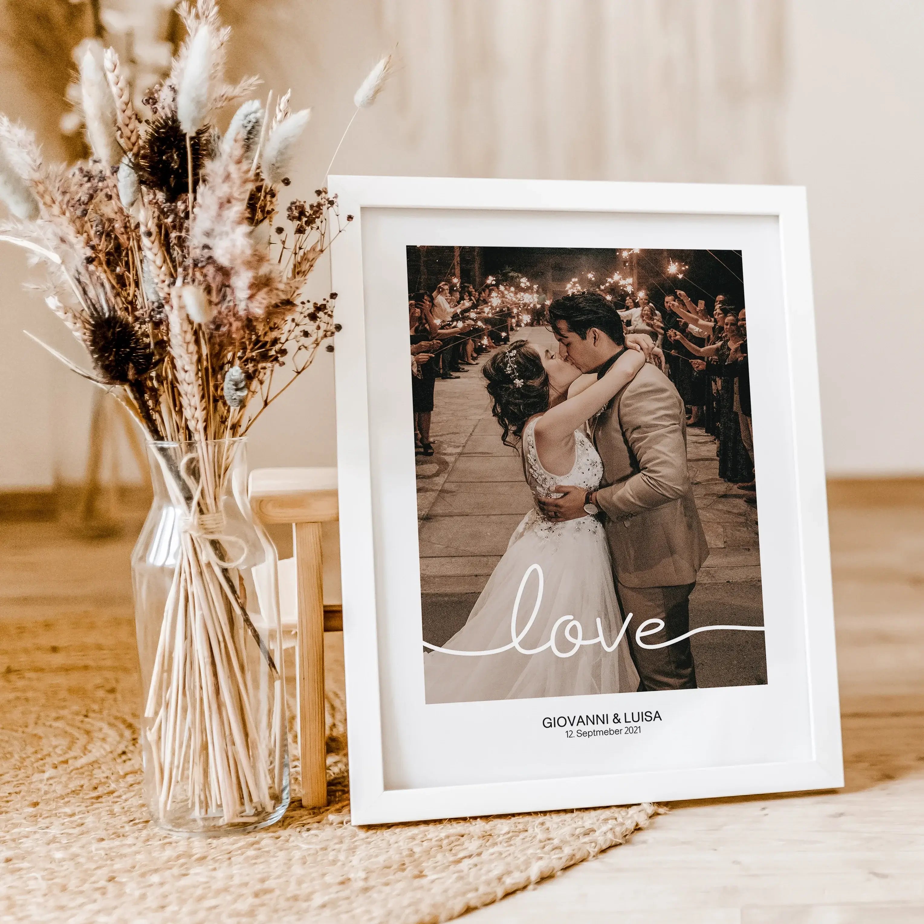 Hochzeitsposter love-famprints-Personalisiertes Poster-Auf dem Hochzeitsposter 'love' findest du den Schriftzug 'love' über deinem persönlichen Foto. Sende uns hierzu einfach dein Foto und wähle ob die Farbdarstellung in Farbe oder Schwarz-Weiß sein soll.