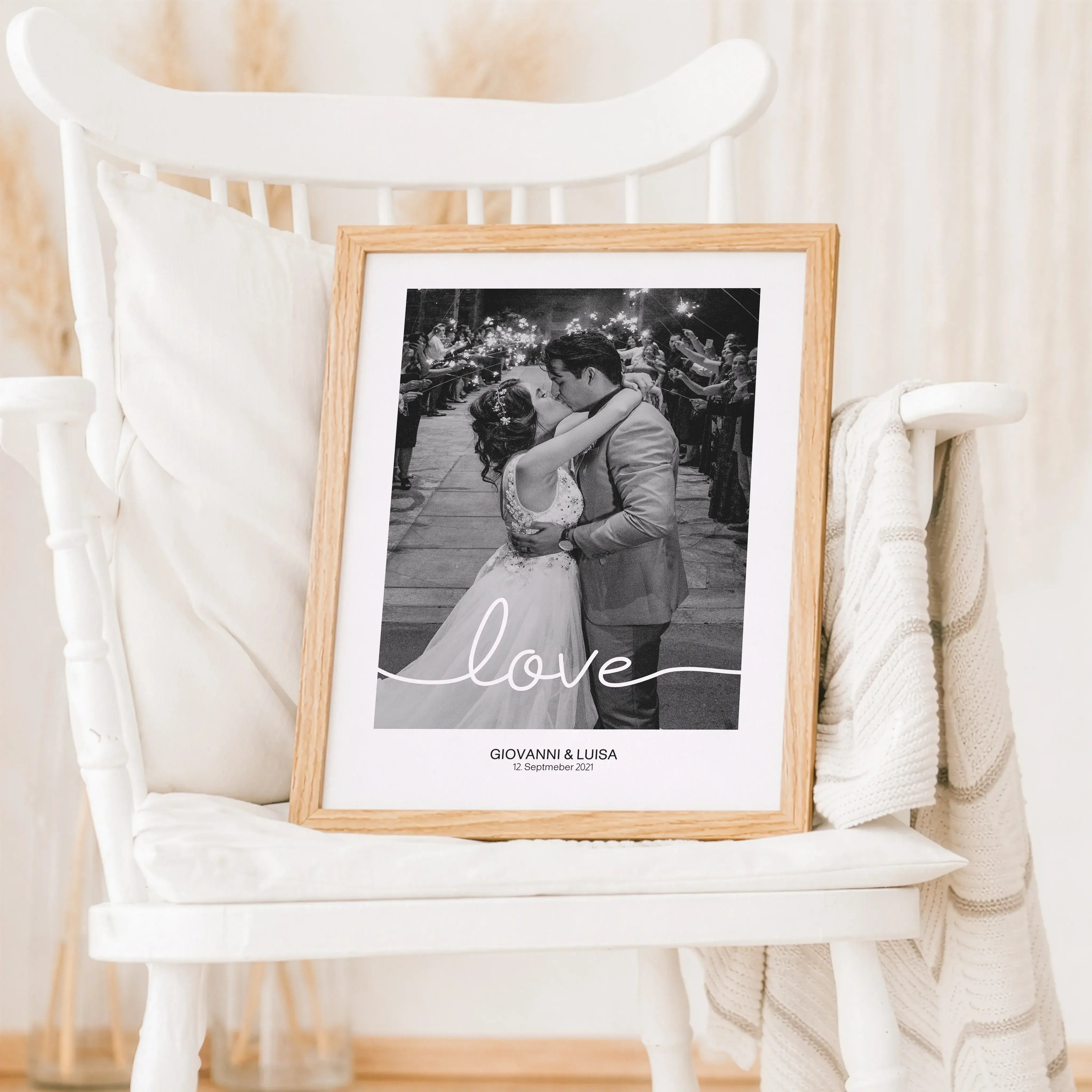 Hochzeitsposter love-Personalisiertes Poster-famprints-Das Hochzeitsposter love von famprints ist eine persönliche Geschenkidee für Paare, die ihre Liebe sichtbar machen möchten. Dein eigenes Foto steht im Mittelpunkt und wird durch den klaren Schriftzug