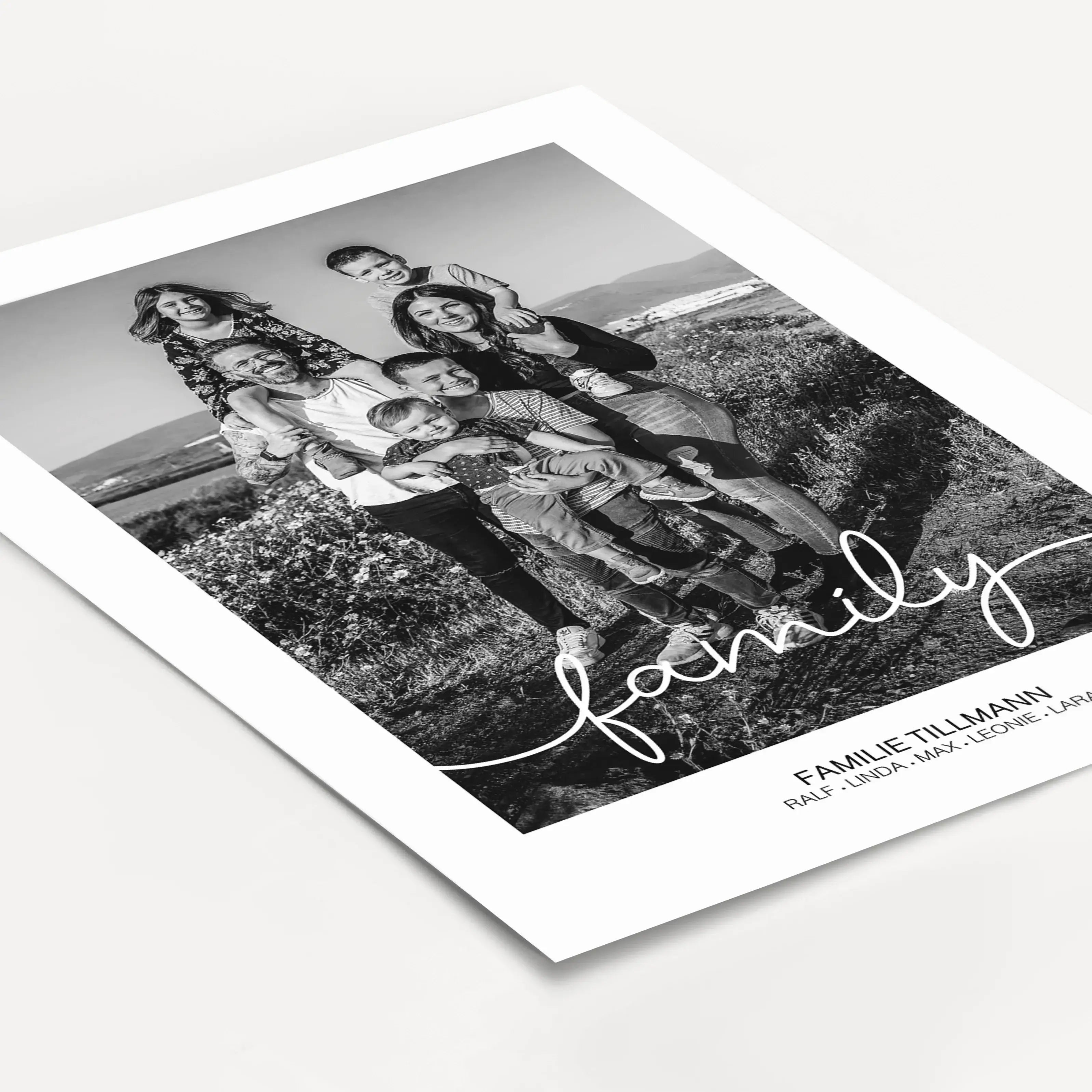 Familienposter mit Foto-famprints-Personalisiertes Poster-Das Familienposter mit Foto kannst du mit deinem persönlichen Foto und deiner Personalisierung individuell nach deinen Wünschen gestalten. Sende uns dein Foto und wähle ob dein Foto in Farbe oder s