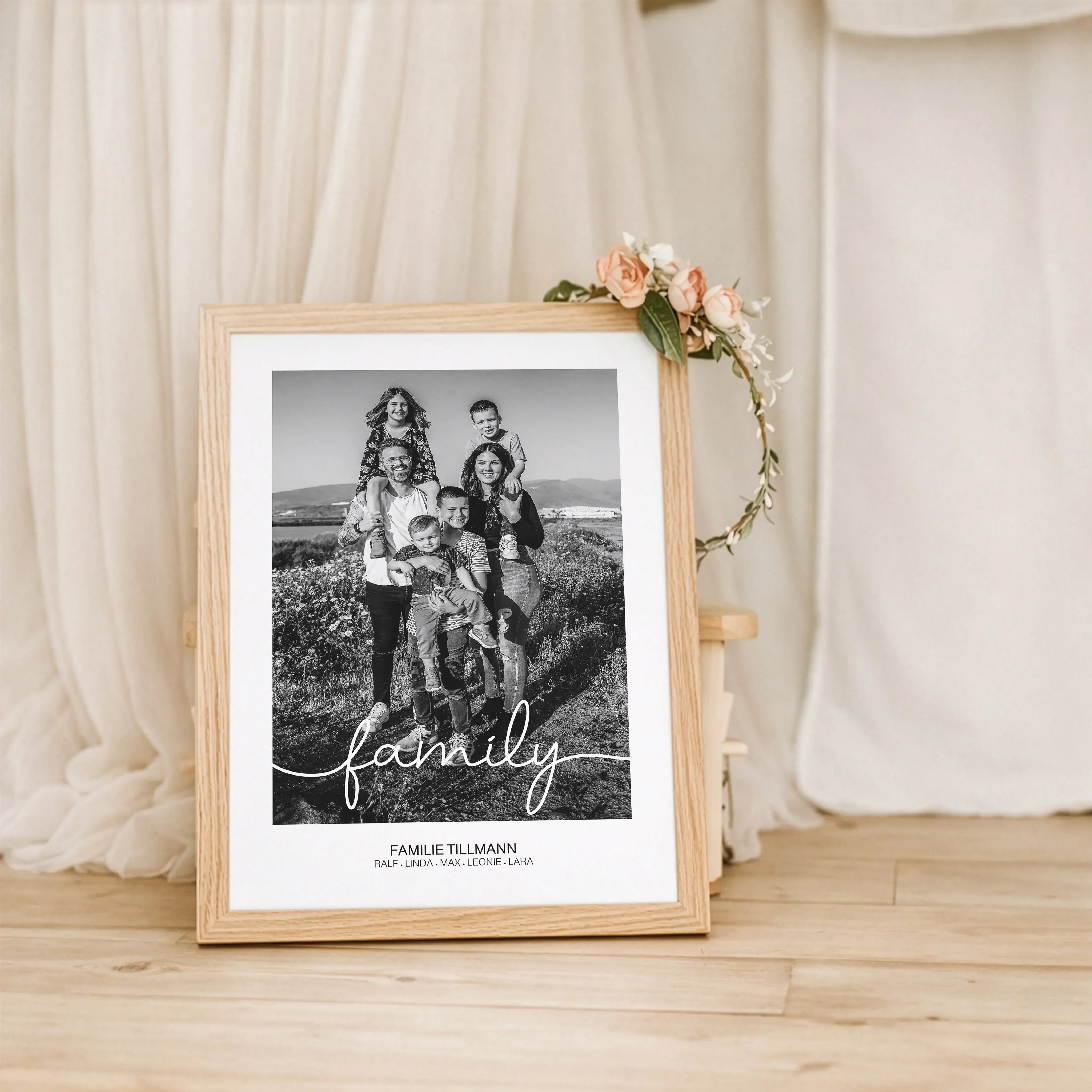 Familienposter mit Foto-Personalisiertes Poster-famprints-Ein Familienposter mit Foto von famprints hält das fest, was euch als Familie ausmacht. Dein Lieblingsfoto wird zum Mittelpunkt eines hochwertigen Posters, das du im Konfigurator individuell gestal