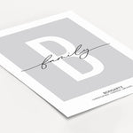 Poster Family Buchstabe-famprints-Personalisiertes Poster-Unserer Poster Family mit Buchstaben ist eine Mischung aus Familienposter und Buchstabenposter. Auf dem Poster befindet sich das große weiße Initial des Familiennamens auf dem wahlweise Polish Grey