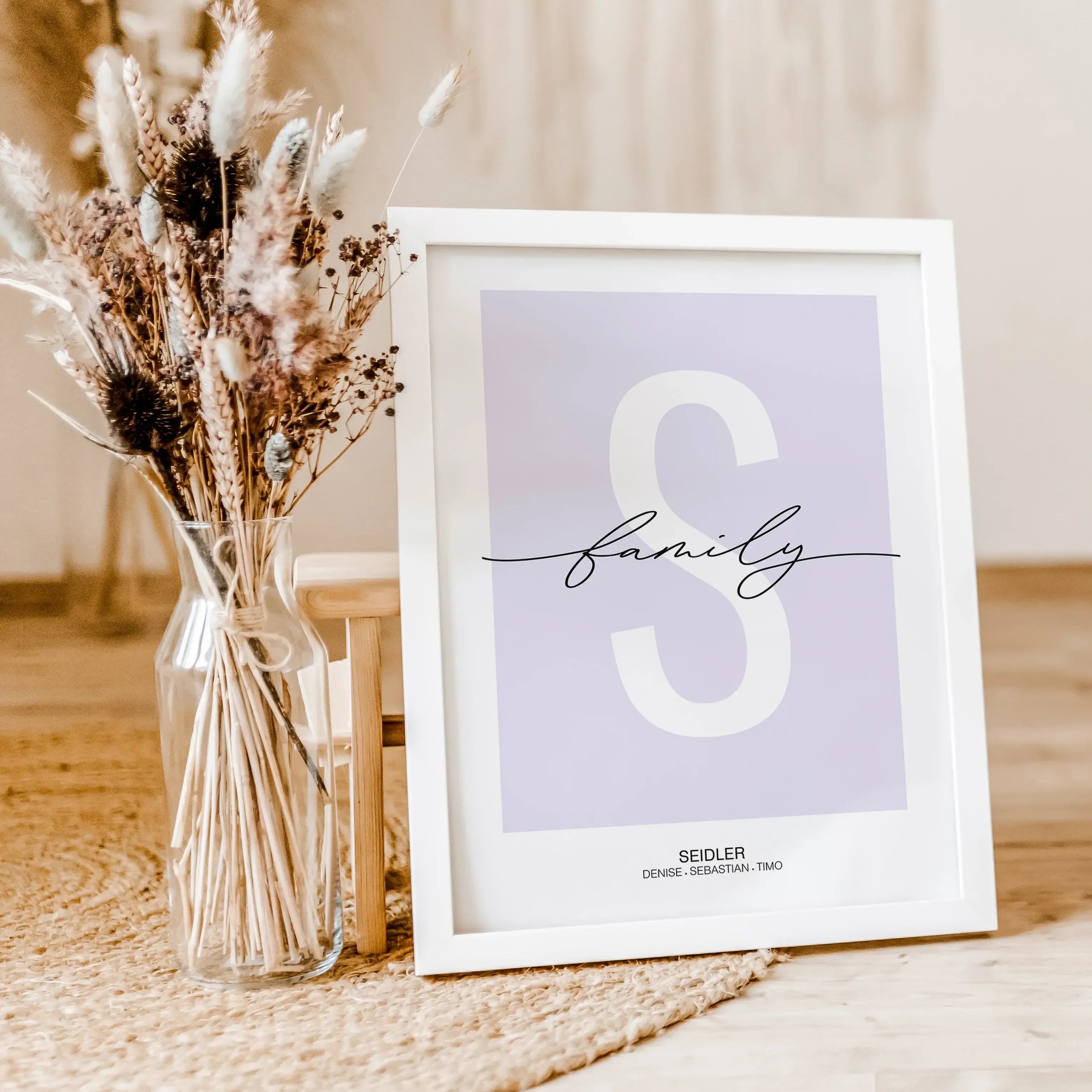 Poster Family Buchstabe-famprints-Personalisiertes Poster-Unserer Poster Family mit Buchstaben ist eine Mischung aus Familienposter und Buchstabenposter. Auf dem Poster befindet sich das große weiße Initial des Familiennamens auf dem wahlweise Polish Grey