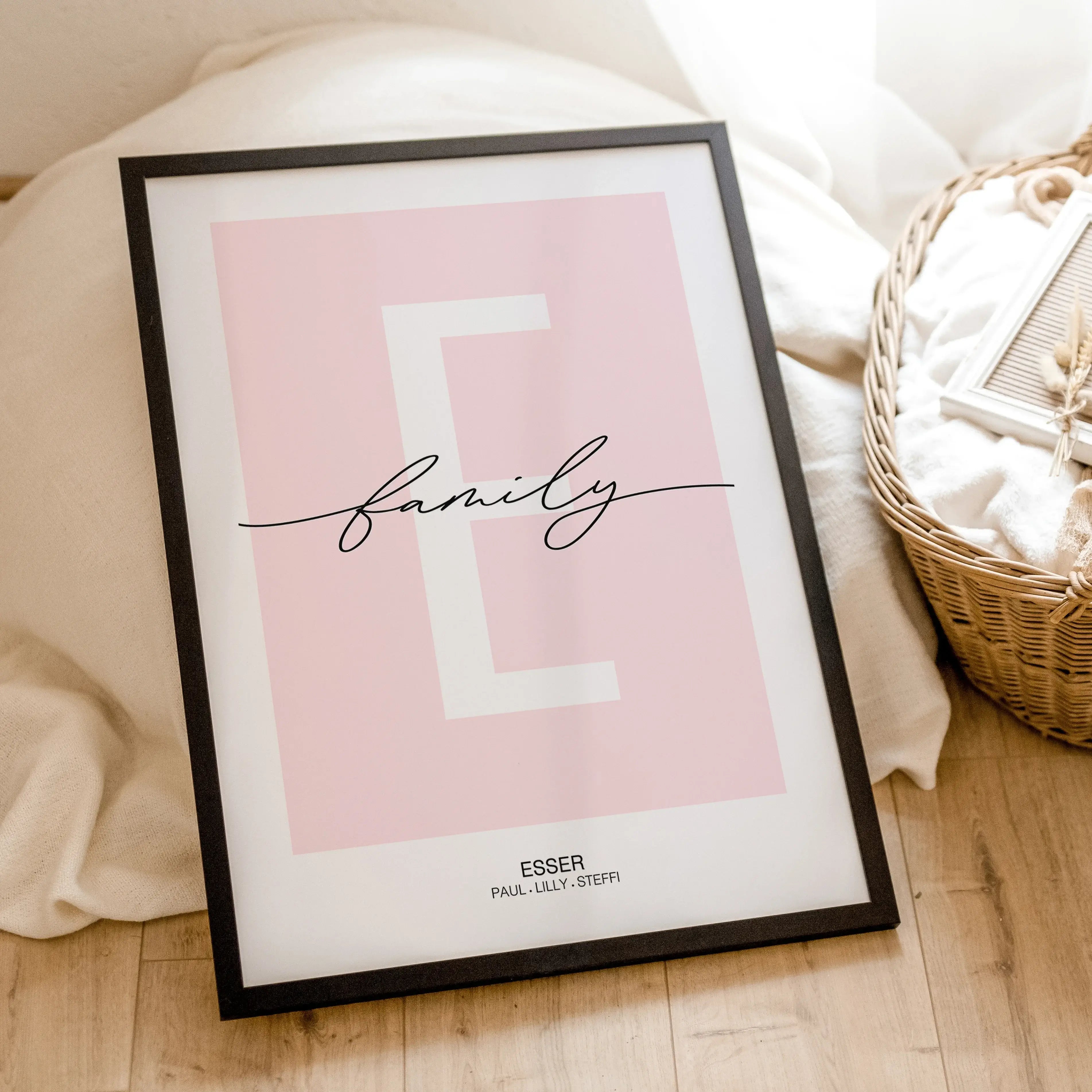 Poster Family Buchstabe-famprints-Personalisiertes Poster-Unserer Poster Family mit Buchstaben ist eine Mischung aus Familienposter und Buchstabenposter. Auf dem Poster befindet sich das große weiße Initial des Familiennamens auf dem wahlweise Polish Grey