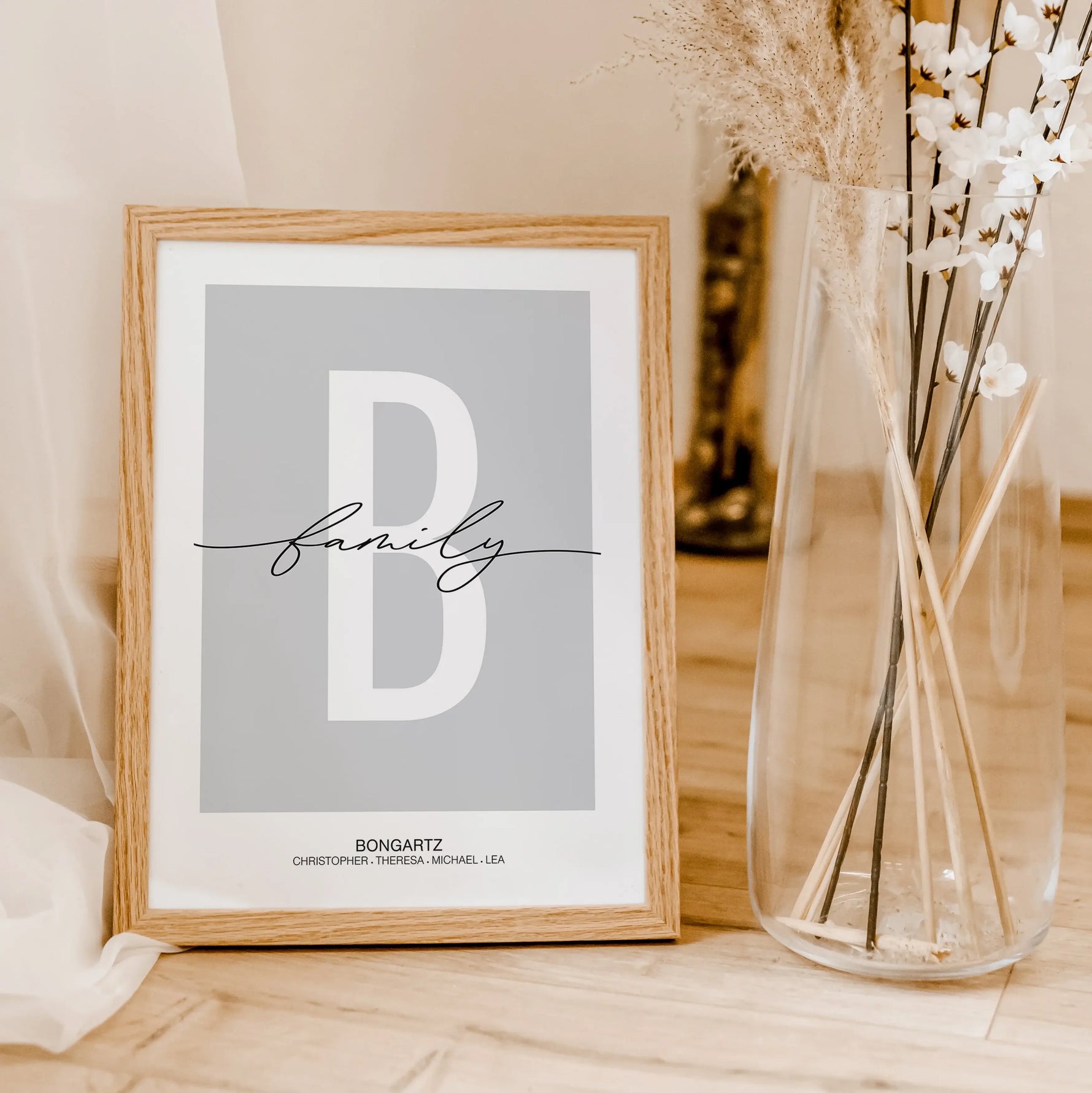 Poster Family Buchstabe-famprints-Personalisiertes Poster-Unserer Poster Family mit Buchstaben ist eine Mischung aus Familienposter und Buchstabenposter. Auf dem Poster befindet sich das große weiße Initial des Familiennamens auf dem wahlweise Polish Grey