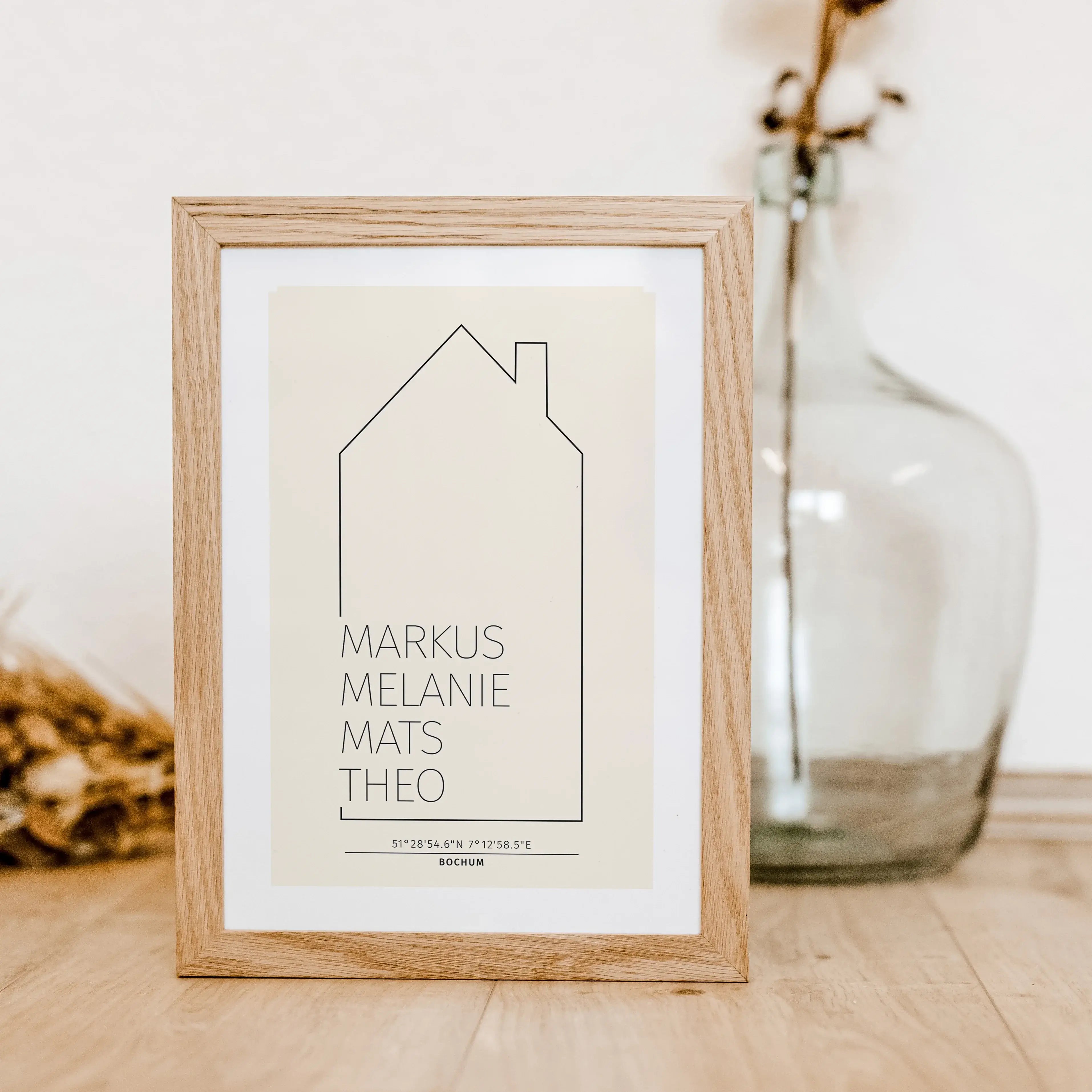 Familienposter Haus Kontur-famprints-Personalisiertes Poster-Auf dem Familienposter mit Namen 'Haus Kontur' findest du ein Haus in Line Art in verschiedenen Farbvarianten und 6 unterschiedlichen Größen. Das Poster kannst du mit deinem Wunschtext personali