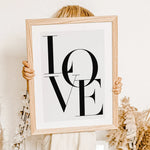 Love Poster-famprints-Poster-Dieses Love Poster ist der perfekte Weg, um deine Wände zu schmücken und gleichzeitig die Botschaft von Liebe und Freundlichkeit zu vermitteln. Das Poster ist in 6 verschiedenen Farben erhältlich und kann in 6 Größen bestellt
