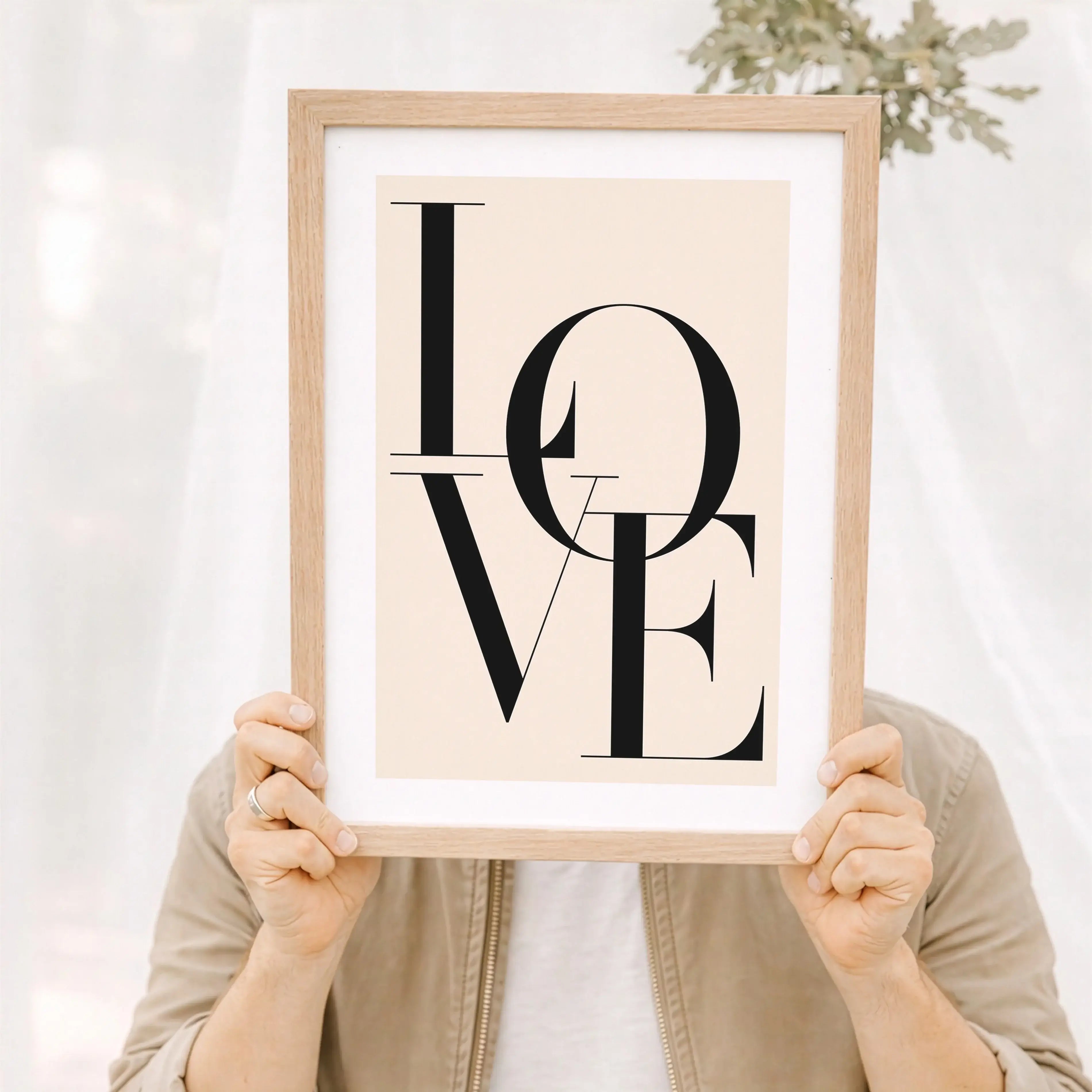 Love Poster-Poster-famprints-Das Love Poster von famprints setzt ein klares Zeichen für Liebe und Verbundenheit. Mit seinem reduzierten typografischen Design bringt es eine ruhige, moderne Aussage an deine Wand. Das Wort Love steht im Mittelpunkt und wirk