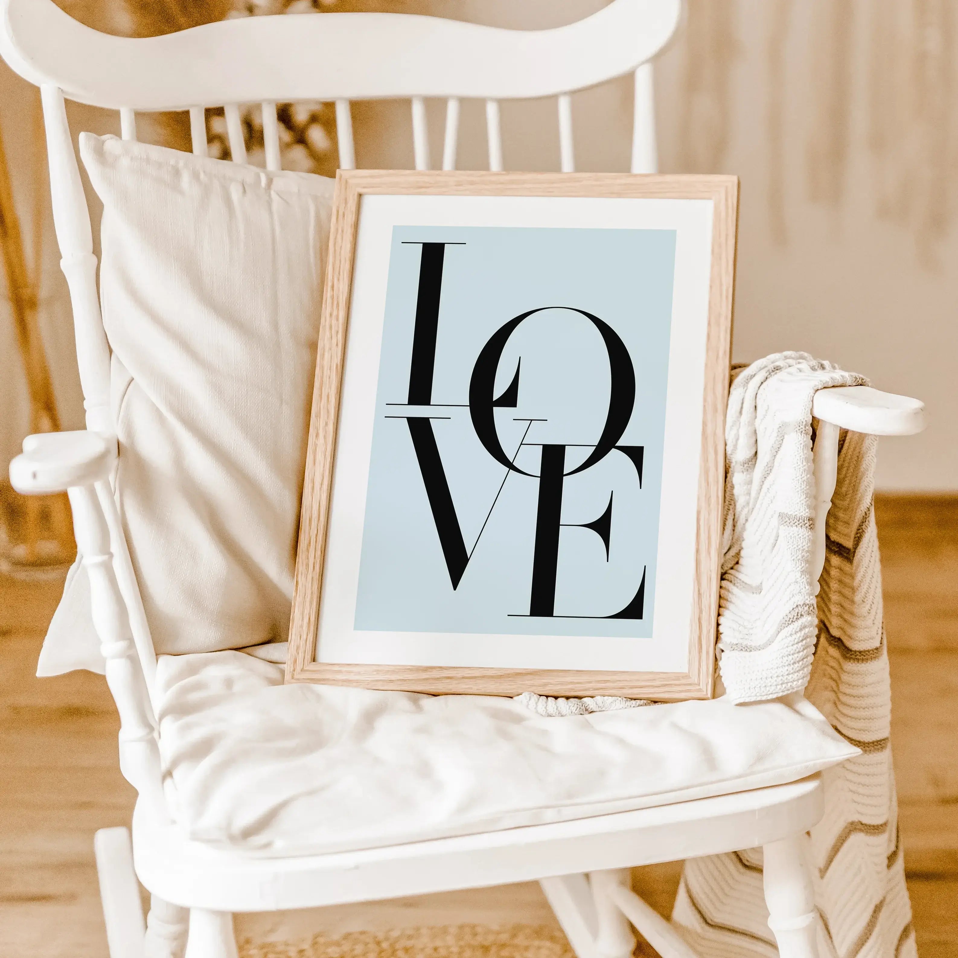 Love Poster-famprints-Poster-Dieses Love Poster ist der perfekte Weg, um deine Wände zu schmücken und gleichzeitig die Botschaft von Liebe und Freundlichkeit zu vermitteln. Das Poster ist in 6 verschiedenen Farben erhältlich und kann in 6 Größen bestellt