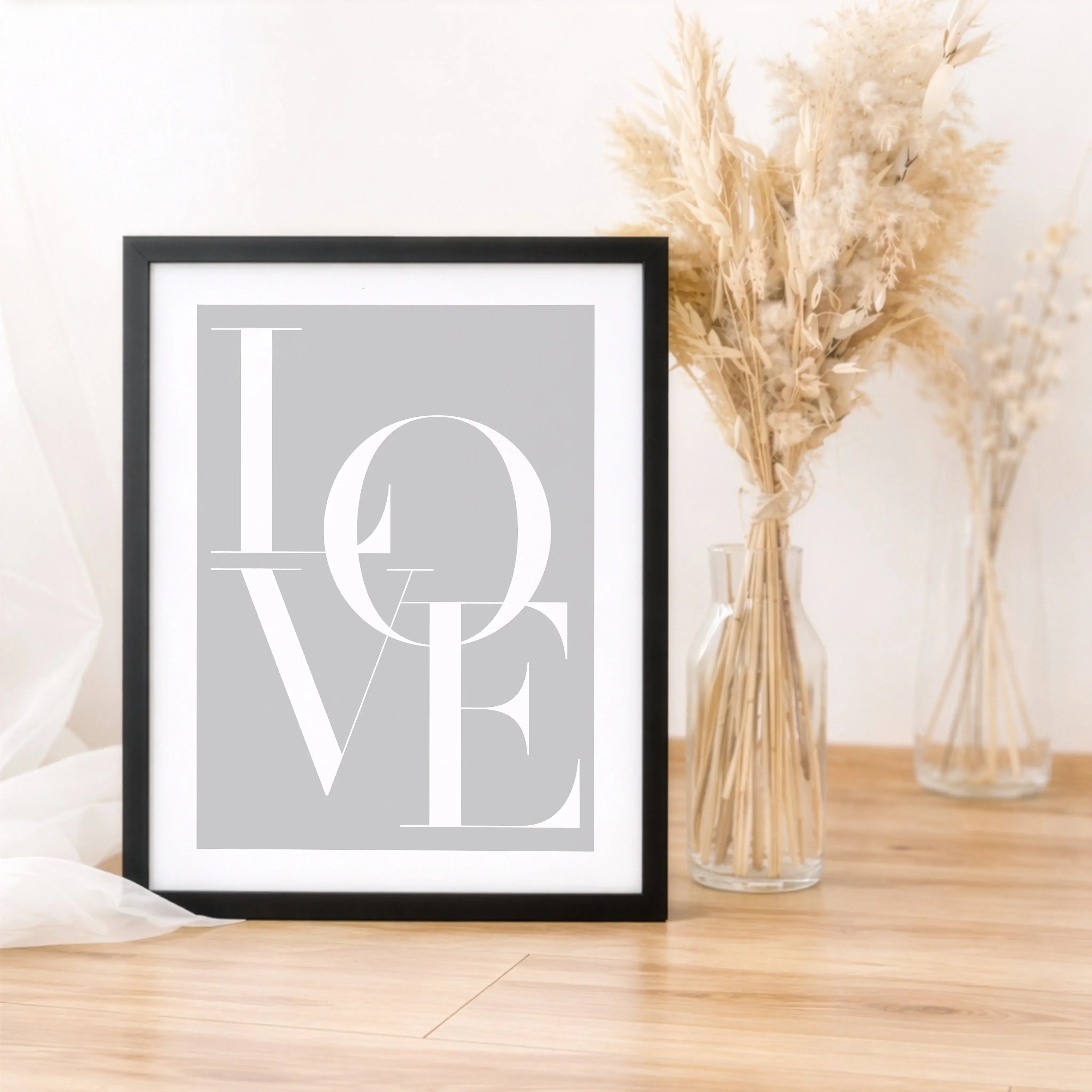 Love Poster-Poster-famprints-Das Love Poster von famprints setzt ein klares Zeichen für Liebe und Verbundenheit. Mit seinem reduzierten typografischen Design bringt es eine ruhige, moderne Aussage an deine Wand. Das Wort Love steht im Mittelpunkt und wirk