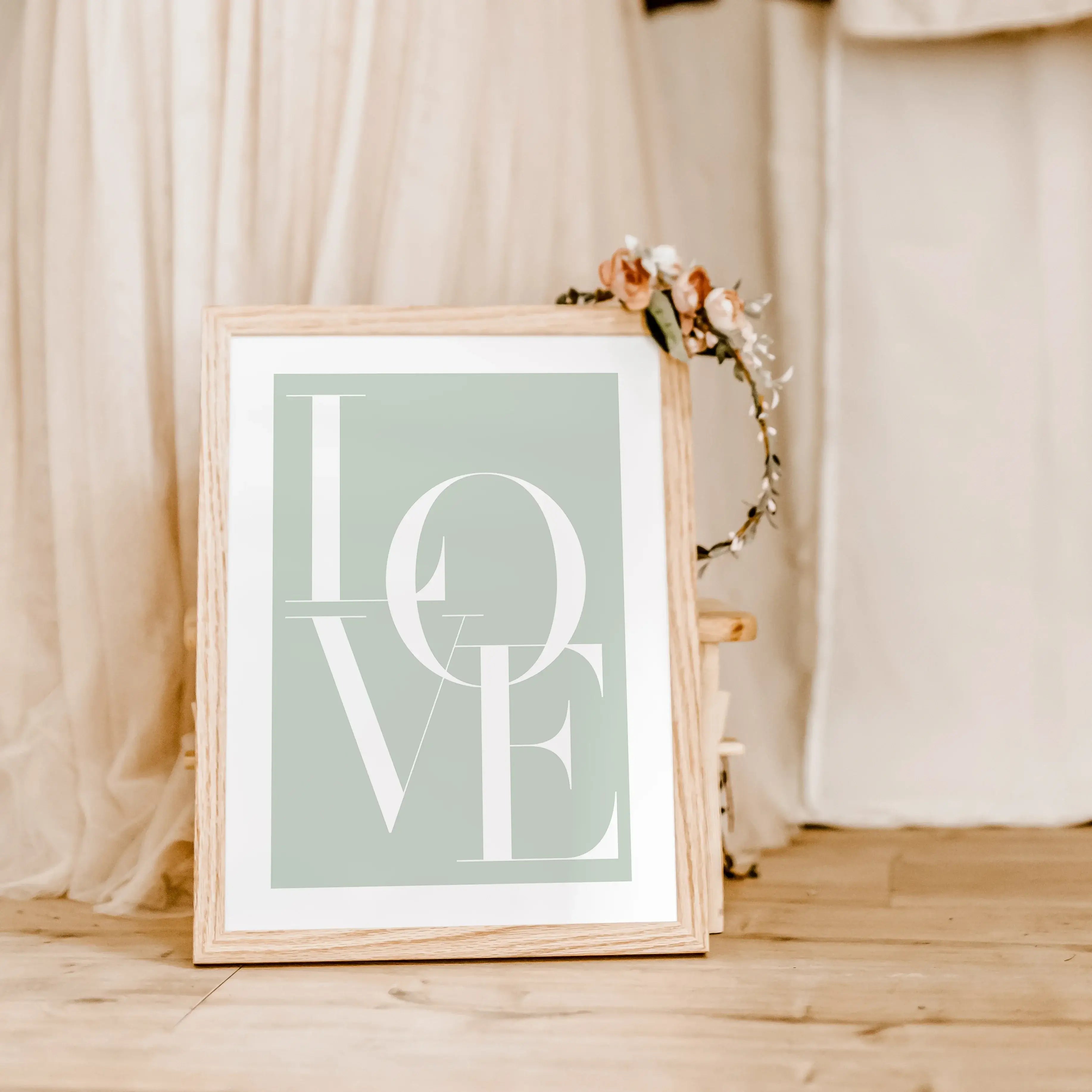 Love Poster-famprints-Poster-Dieses Love Poster ist der perfekte Weg, um deine Wände zu schmücken und gleichzeitig die Botschaft von Liebe und Freundlichkeit zu vermitteln. Das Poster ist in 6 verschiedenen Farben erhältlich und kann in 6 Größen bestellt