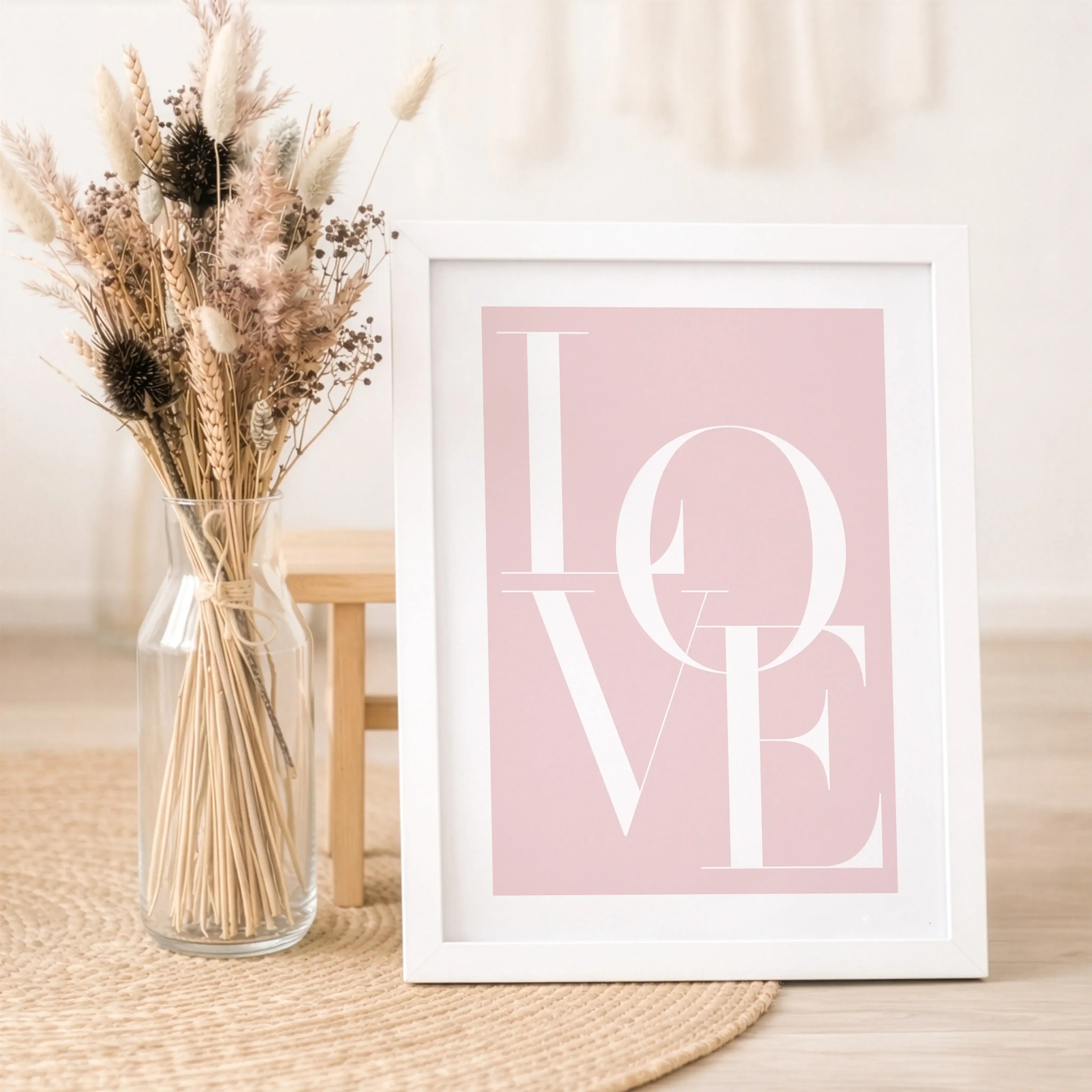 Love Poster-Poster-famprints-Das Love Poster von famprints setzt ein klares Zeichen für Liebe und Verbundenheit. Mit seinem reduzierten typografischen Design bringt es eine ruhige, moderne Aussage an deine Wand. Das Wort Love steht im Mittelpunkt und wirk