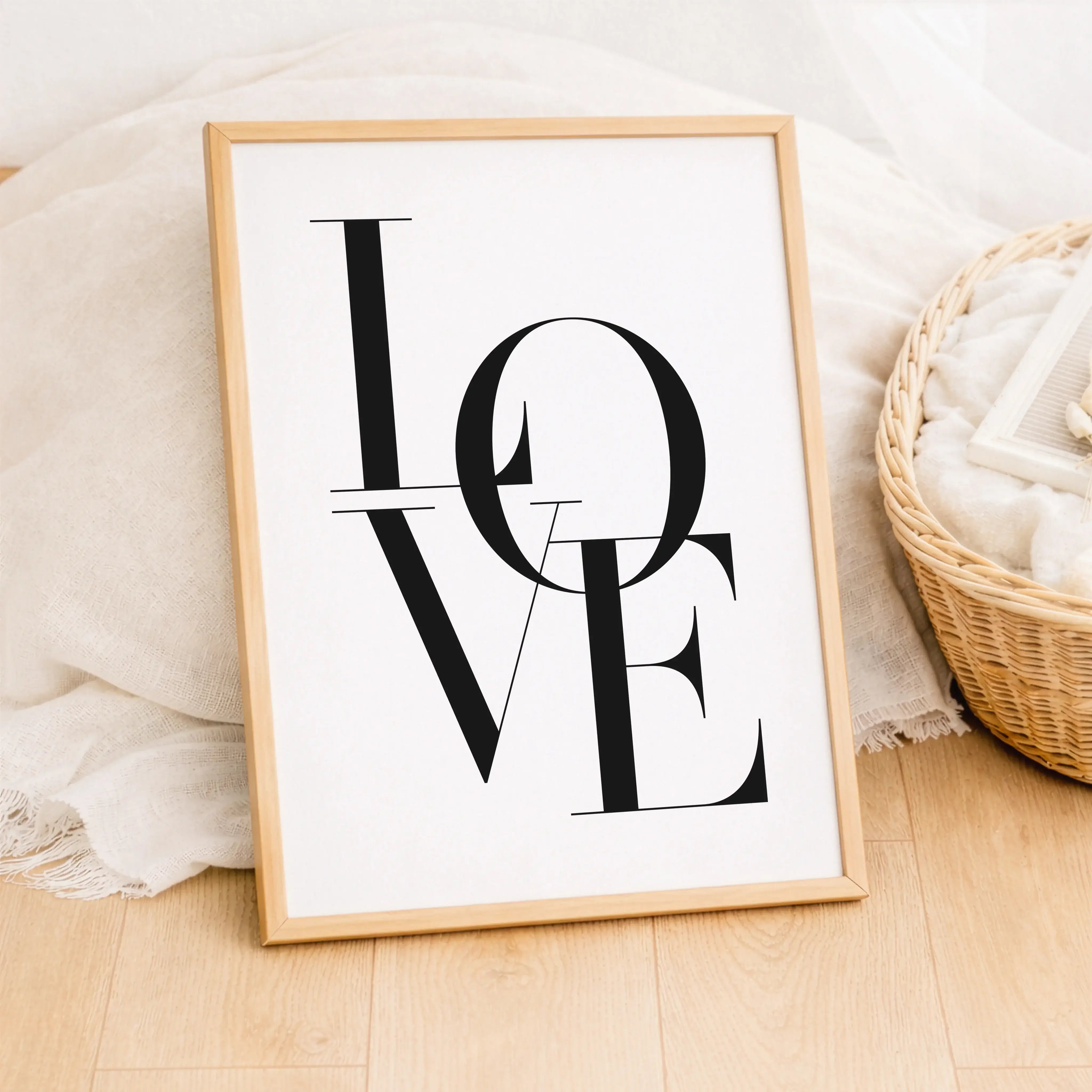 Love Poster-Poster-famprints-Das Love Poster von famprints setzt ein klares Zeichen für Liebe und Verbundenheit. Mit seinem reduzierten typografischen Design bringt es eine ruhige, moderne Aussage an deine Wand. Das Wort Love steht im Mittelpunkt und wirk
