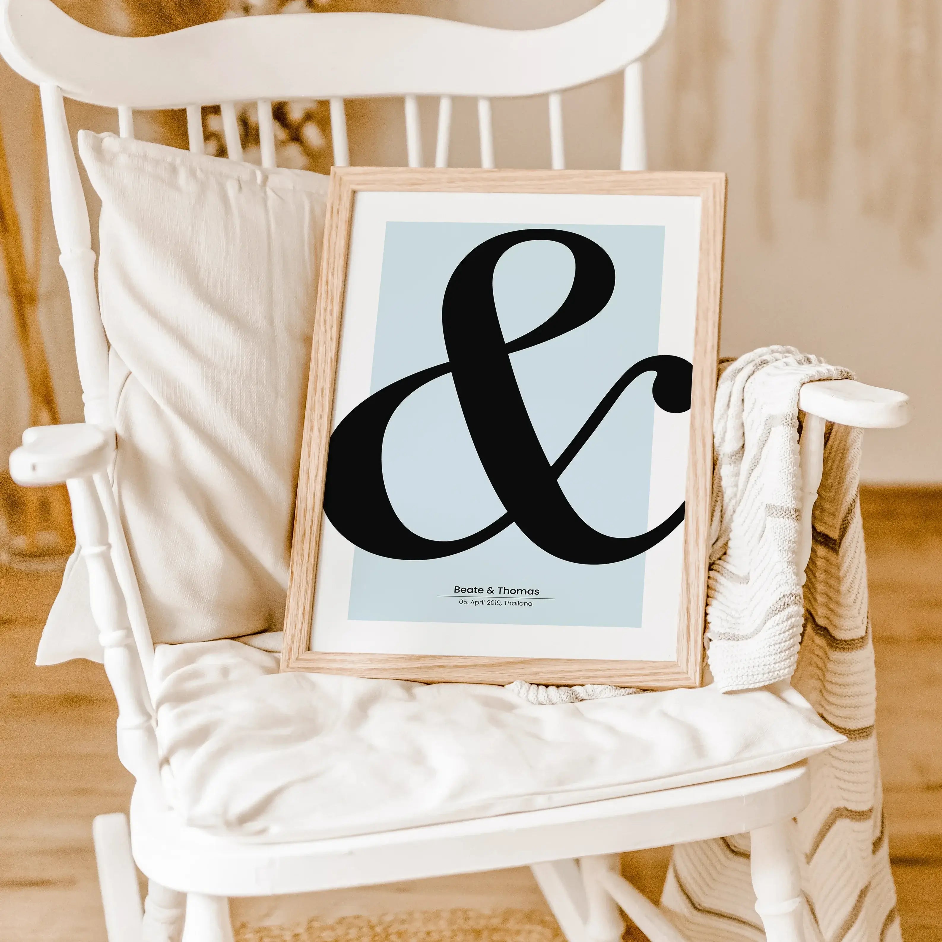 Hochzeitsposter '&'-famprints-Personalisiertes Poster-Das Hochzeitsposter '&' ist das perfekte Wandbild, um euren besonderen Tag in Erinnerung zu behalten. Du kannst das Poster mit euren Namen, dem Hochzeitsdatum oder Kennenlerndatum und anderen wichtigen