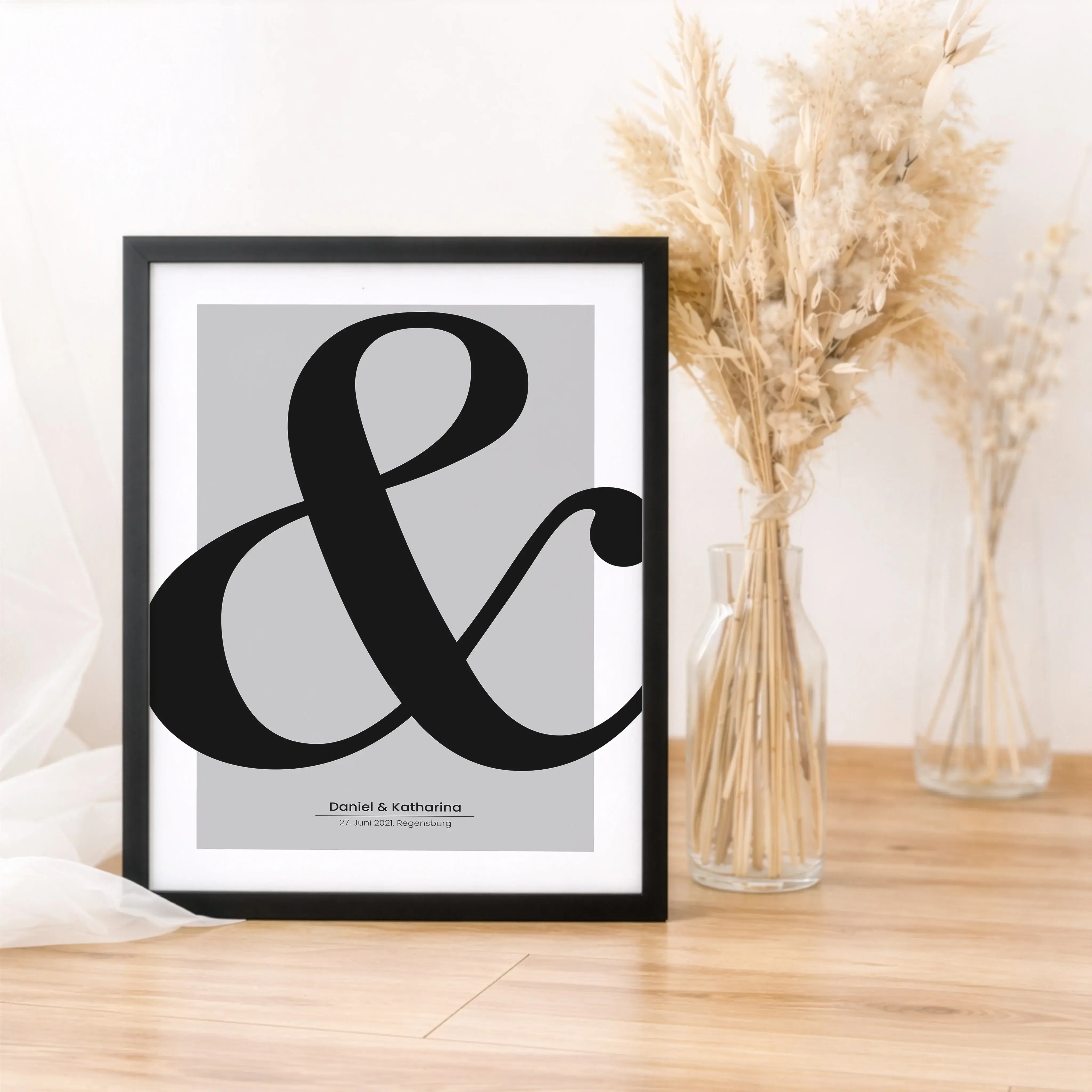 Hochzeitsposter '&'-Personalisiertes Poster-famprints-Das Hochzeitsposter '&' steht für das, was euch verbindet. Zwei Namen, ein Datum und ein gemeinsamer Weg. Das schlichte Und-Zeichen rückt eure Beziehung in den Mittelpunkt und macht aus einem Moment ei