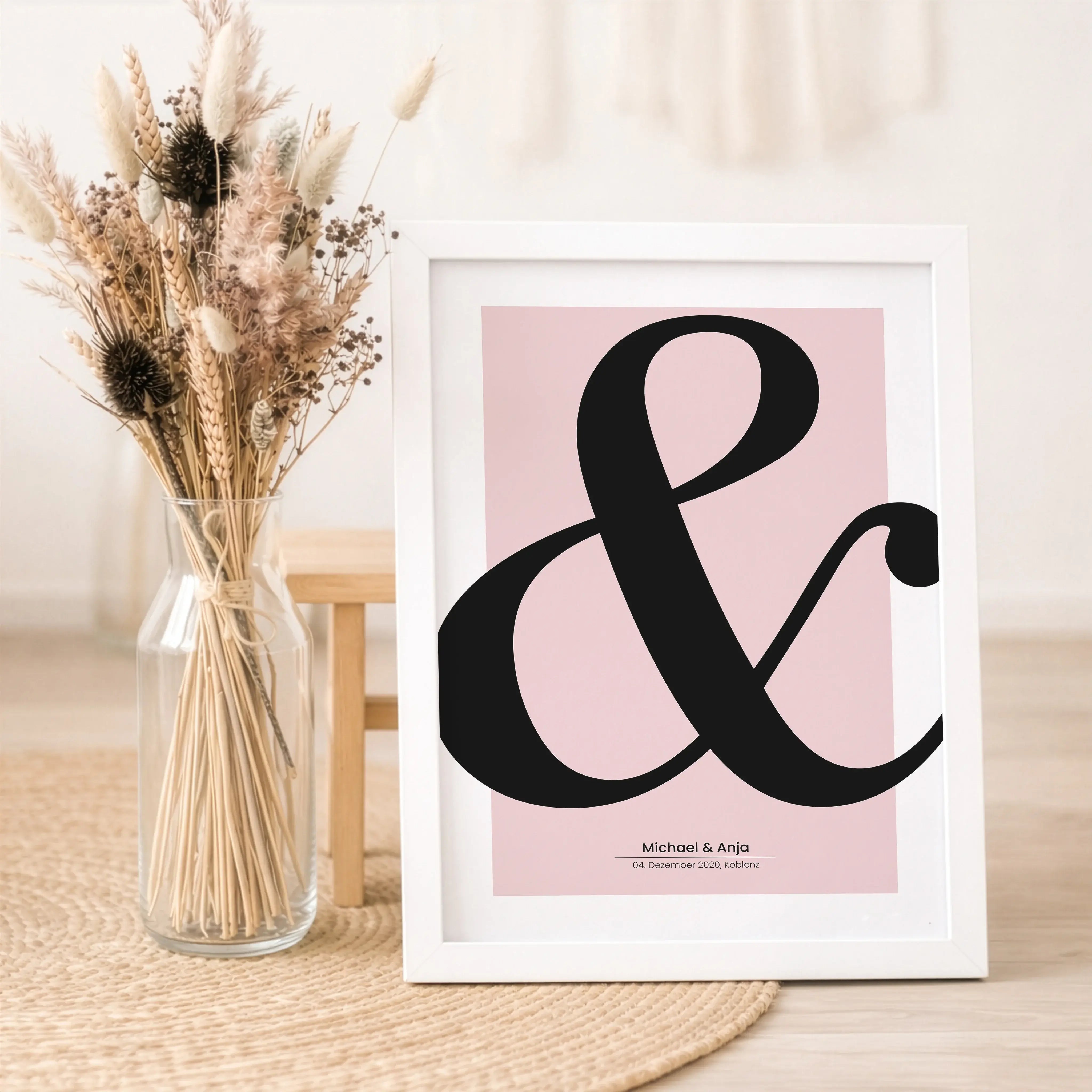Hochzeitsposter '&'-Personalisiertes Poster-famprints-Das Hochzeitsposter '&' steht für das, was euch verbindet. Zwei Namen, ein Datum und ein gemeinsamer Weg. Das schlichte Und-Zeichen rückt eure Beziehung in den Mittelpunkt und macht aus einem Moment ei