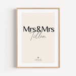 Paar Poster Mrs & Mrs-famprints-Personalisiertes Poster-Stelle deinen Hochzeitstag auf eine ganz besondere Weise vor - mit dem personalisierten Hochzeit Poster Mrs & Mrs. Dieses persönliche Poster kann mit deinem Wunschtext personalisiert werden, was es z