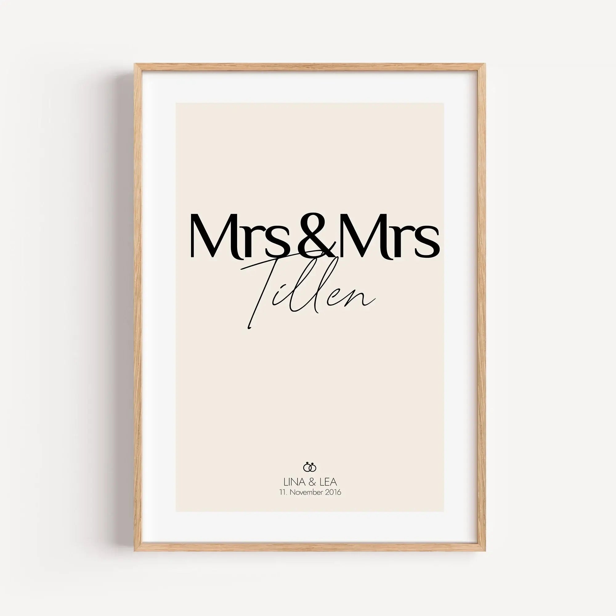 Paar Poster Mrs & Mrs-famprints-Personalisiertes Poster-Stelle deinen Hochzeitstag auf eine ganz besondere Weise vor - mit dem personalisierten Hochzeit Poster Mrs & Mrs. Dieses persönliche Poster kann mit deinem Wunschtext personalisiert werden, was es z