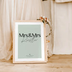 Paar Poster Mrs & Mrs-famprints-Personalisiertes Poster-Stelle deinen Hochzeitstag auf eine ganz besondere Weise vor - mit dem personalisierten Hochzeit Poster Mrs & Mrs. Dieses persönliche Poster kann mit deinem Wunschtext personalisiert werden, was es z