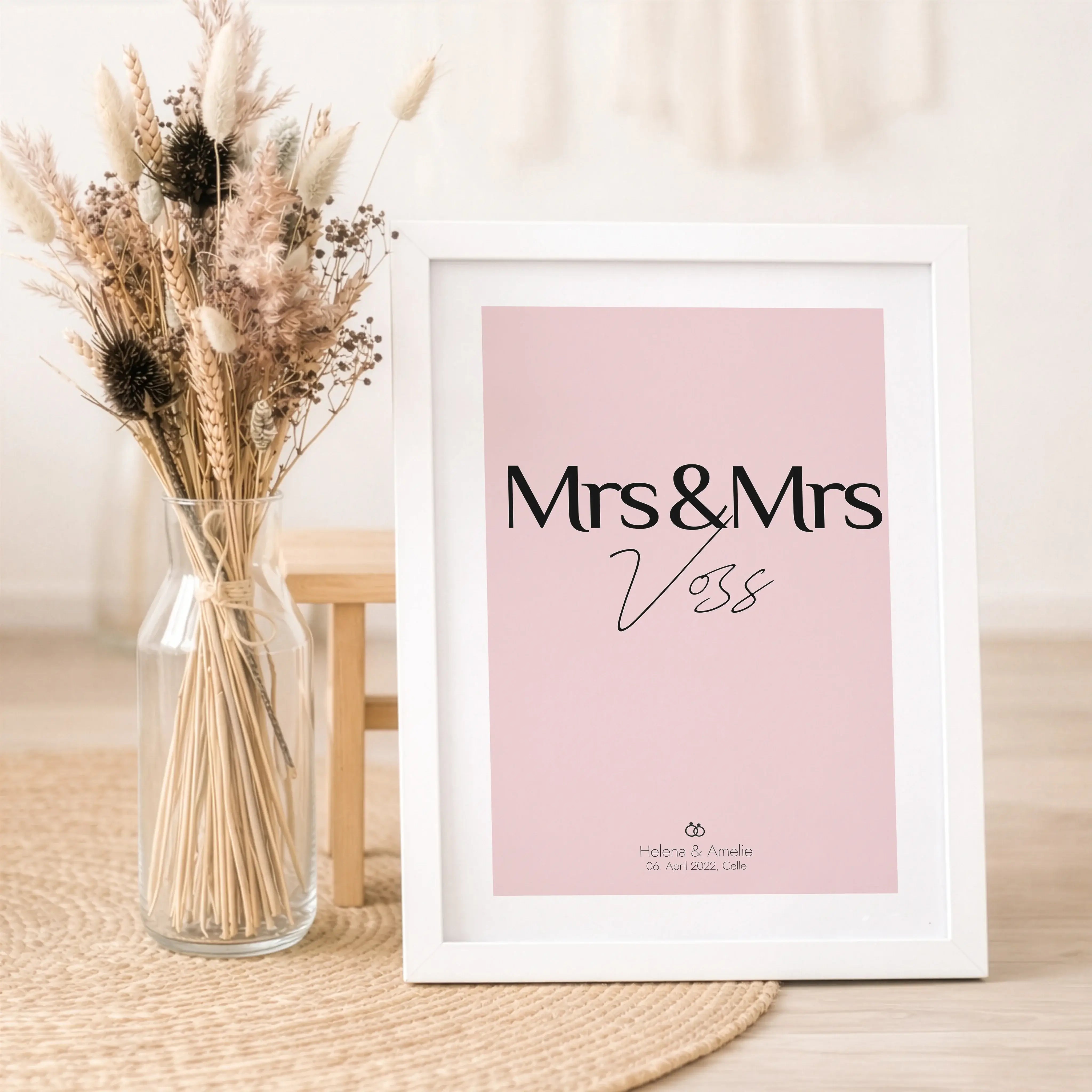 Paar Poster Mrs & Mrs-Personalisiertes Poster-famprints-Das Paar Poster Mrs & Mrs ist eine persönliche Art, eure Liebe sichtbar zu machen und euren besonderen Moment stilvoll festzuhalten. Ob zur Hochzeit, zum Jahrestag oder als Geschenk für ein gleichges