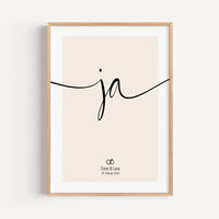 Ja Poster-famprints-Personalisiertes Poster-Auf dem 'Ja' Hochzeit Poster findest du in schwungvoller Schrift den 'ja' Schriftzug. Das Ja Wort Poster steht symbolisch für die Ehe, die Liebe des Lebens, ein Versprechen für die Ewigkeit. Das Hochzeit Bild lä
