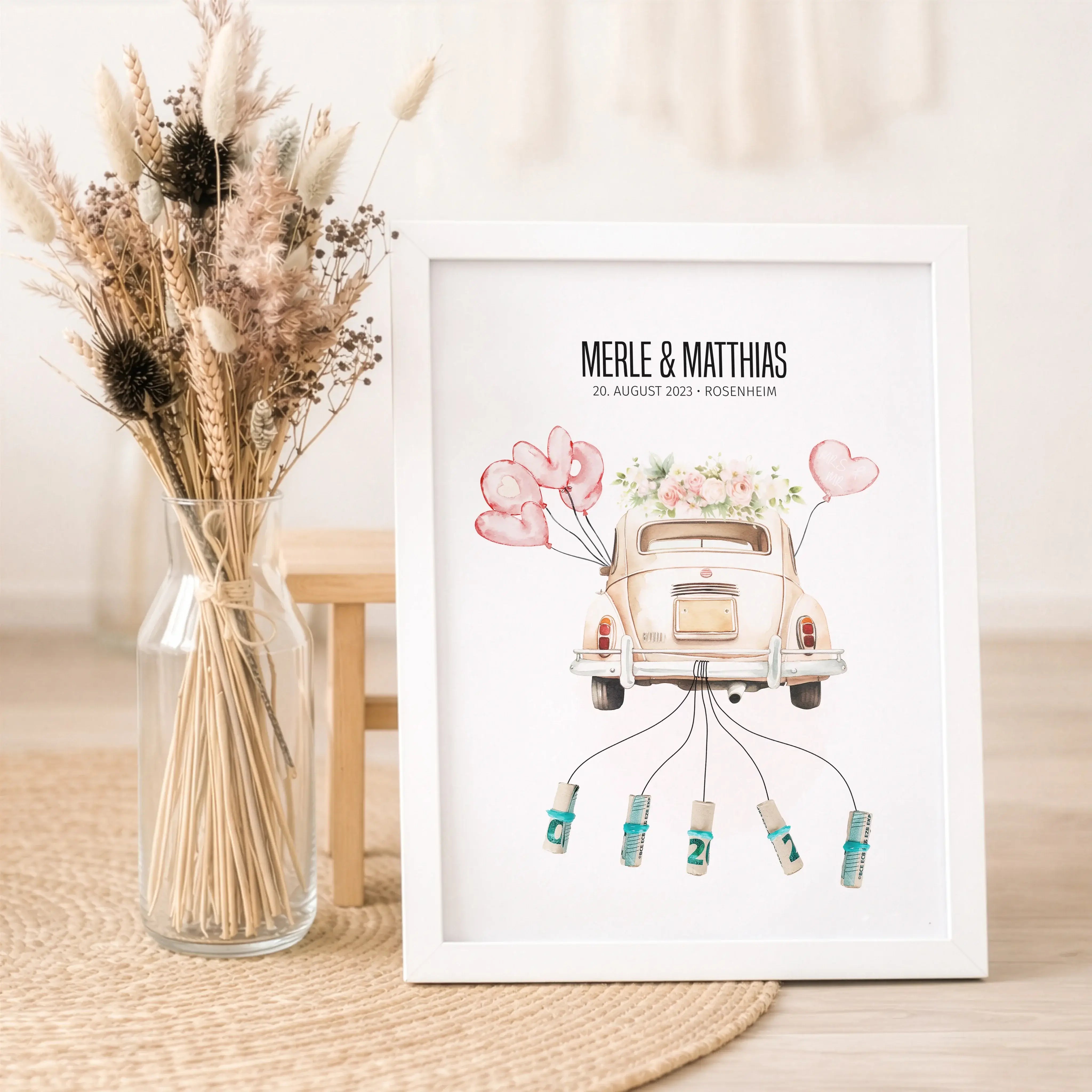 Geldgeschenk Poster Hochzeit-Personalisiertes Poster-famprints-Mit dem Geldgeschenk Poster Hochzeit verschenkst du Geld nicht einfach, sondern verwandelst es in einen echten Hingucker. Das liebevoll illustrierte Hochzeitsmotiv mit Auto, Herzballons und Bl