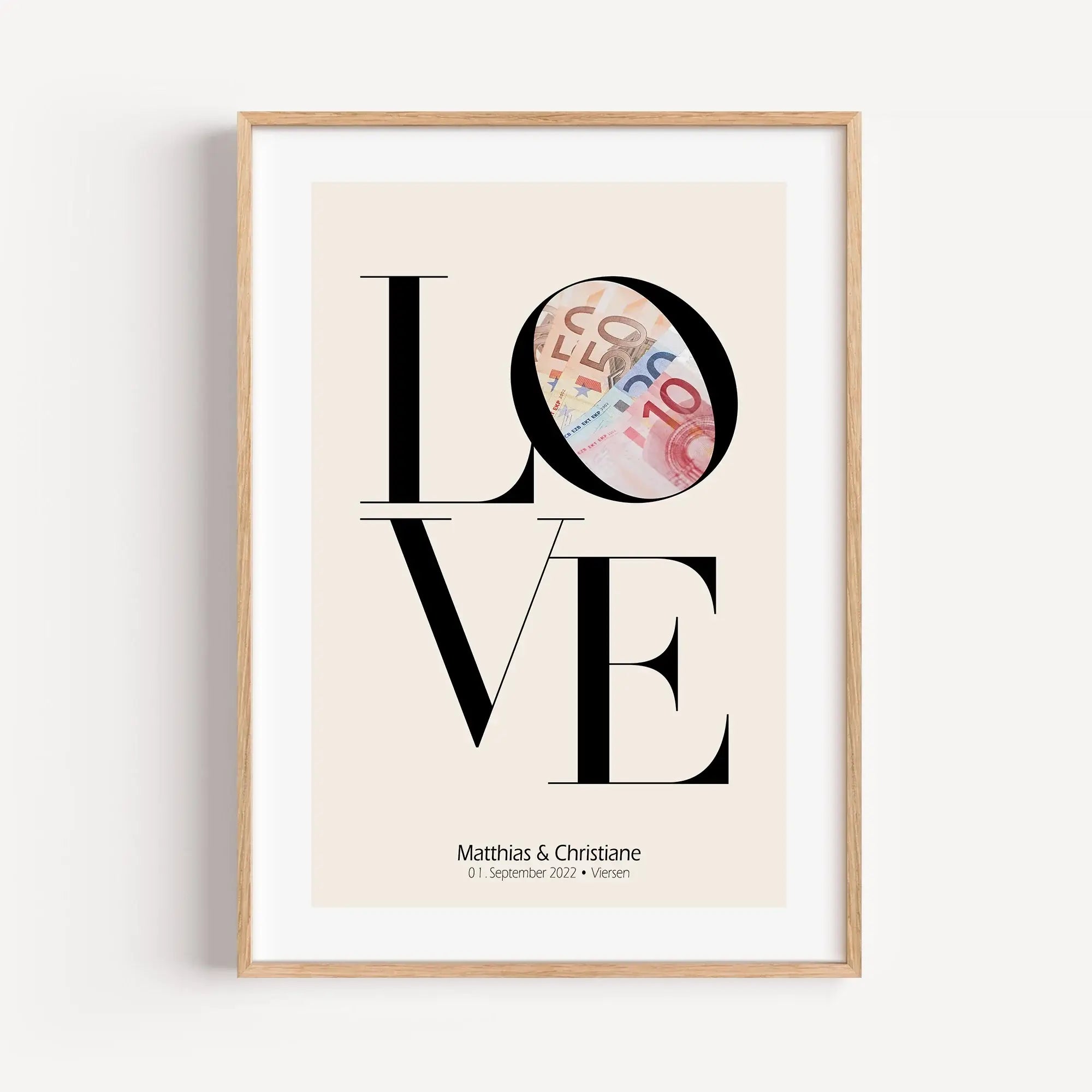 Geldgeschenk Poster Love-famprints-Personalisiertes Poster-Das Geldgeschenk Love ist das perfekte Geschenk zur Hochzeit. Das Poster mit dem Love Schriftzug bietet eine kreative Möglichkeit, Geld zu verschenken. Hinter dem O kann das Geld versteckt werden,