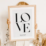 Geldgeschenk Poster Love-famprints-Personalisiertes Poster-Das Geldgeschenk Love ist das perfekte Geschenk zur Hochzeit. Das Poster mit dem Love Schriftzug bietet eine kreative Möglichkeit, Geld zu verschenken. Hinter dem O kann das Geld versteckt werden,