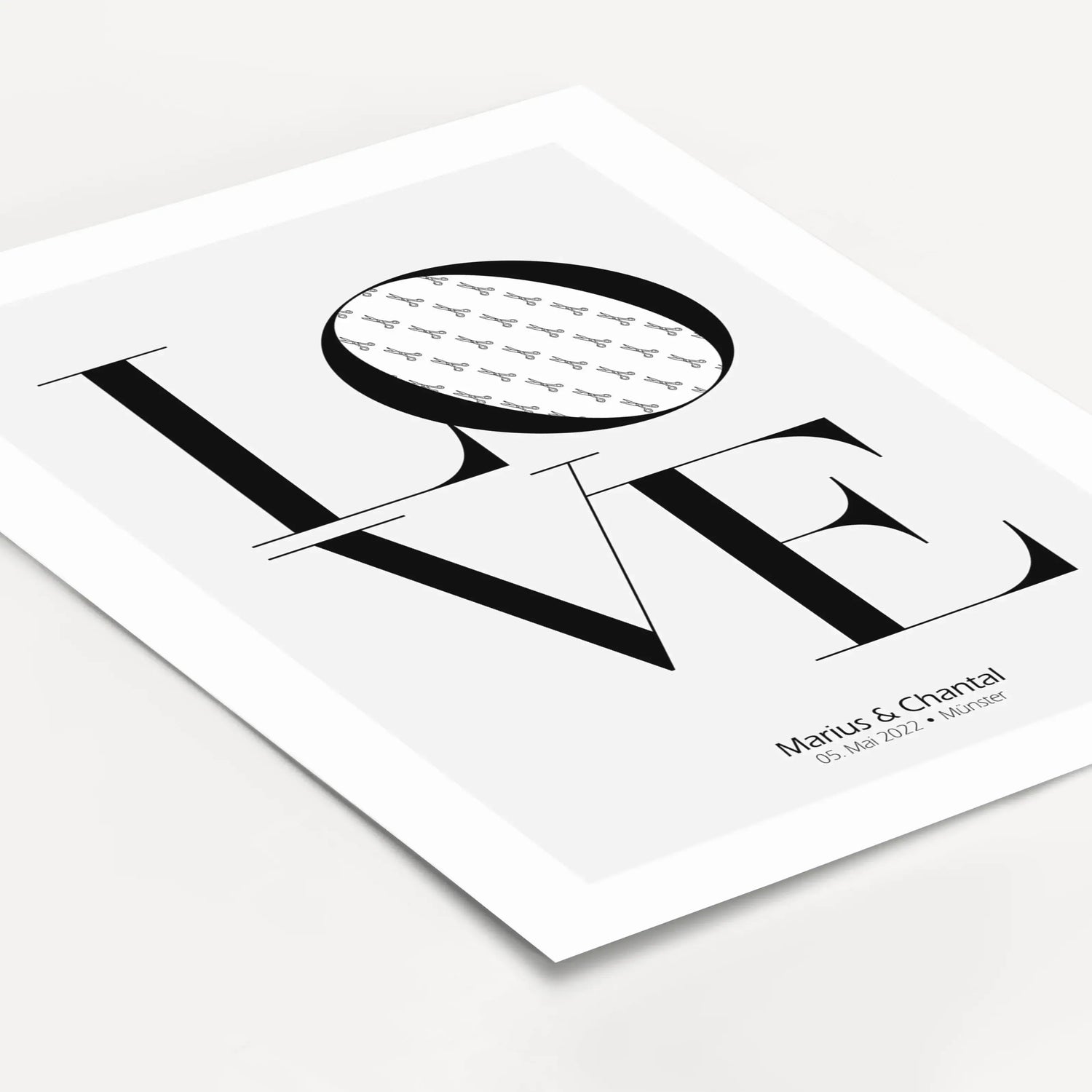 Geldgeschenk Poster Love-famprints-Personalisiertes Poster-Das Geldgeschenk Love ist das perfekte Geschenk zur Hochzeit. Das Poster mit dem Love Schriftzug bietet eine kreative Möglichkeit, Geld zu verschenken. Hinter dem O kann das Geld versteckt werden,