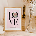 Geldgeschenk Poster Love-famprints-Personalisiertes Poster-Das Geldgeschenk Love ist das perfekte Geschenk zur Hochzeit. Das Poster mit dem Love Schriftzug bietet eine kreative Möglichkeit, Geld zu verschenken. Hinter dem O kann das Geld versteckt werden,