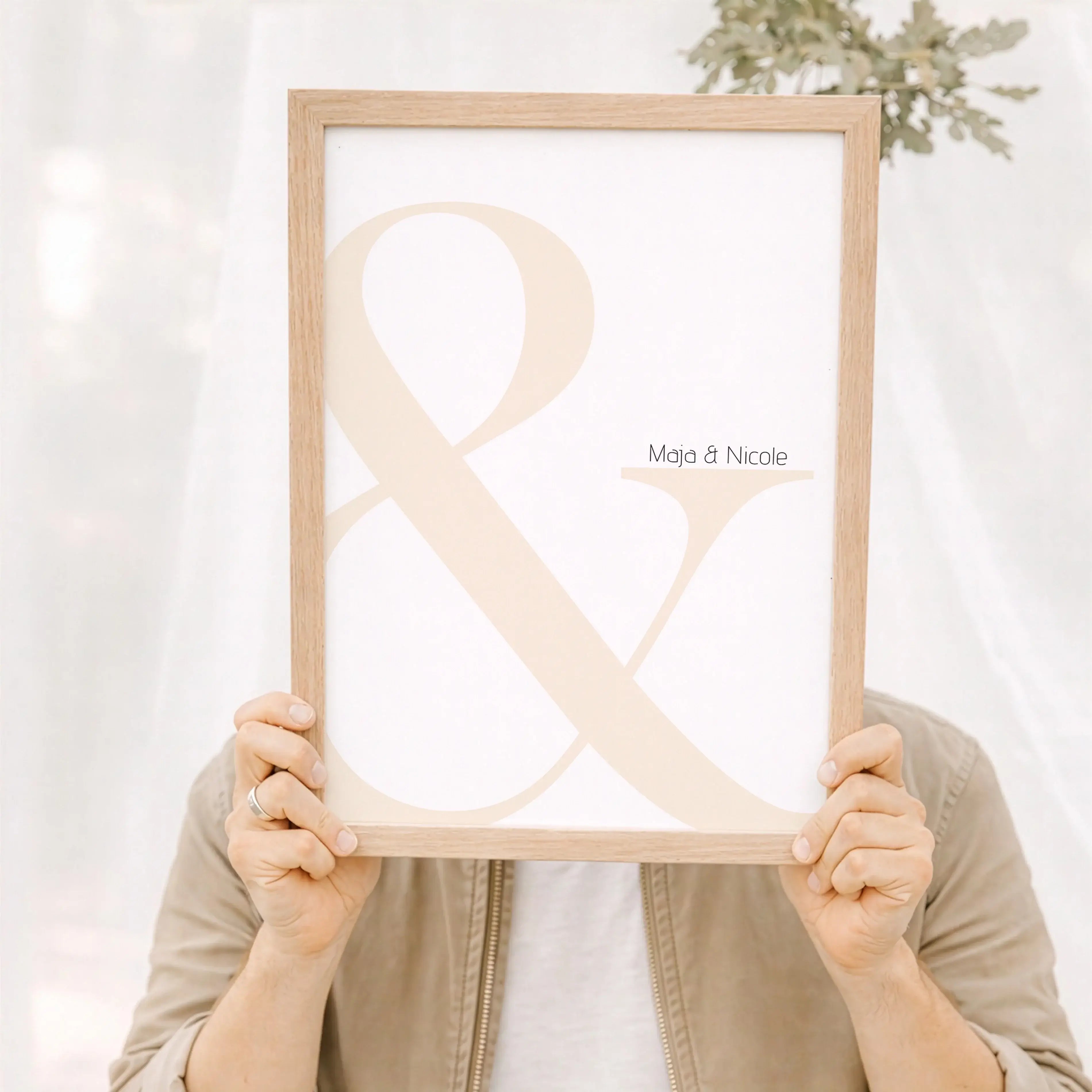 Und Poster-Personalisiertes Poster-famprints-Das Und Poster ist mehr als ein schlichtes Wandbild. Es steht für Verbindung, Zusammenhalt und all die kleinen Momente, die euch als Paar ausmachen. Mit euren Namen personalisiert wird aus einem typografischen